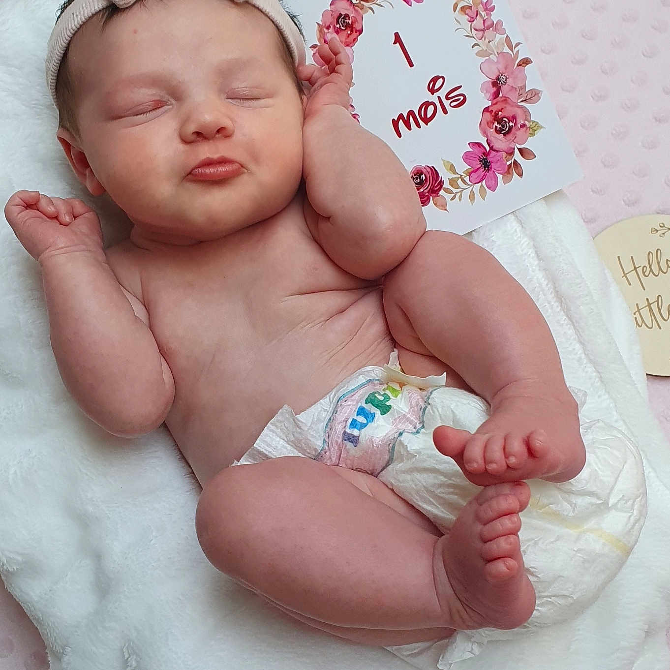 Zoé participe au concours pour gagner de l'argent avec cette photo : baby, bed, blanket, clothing, diaper, face, furniture, hat, head, newborn, person, photography, portrait, quilt, sleeping