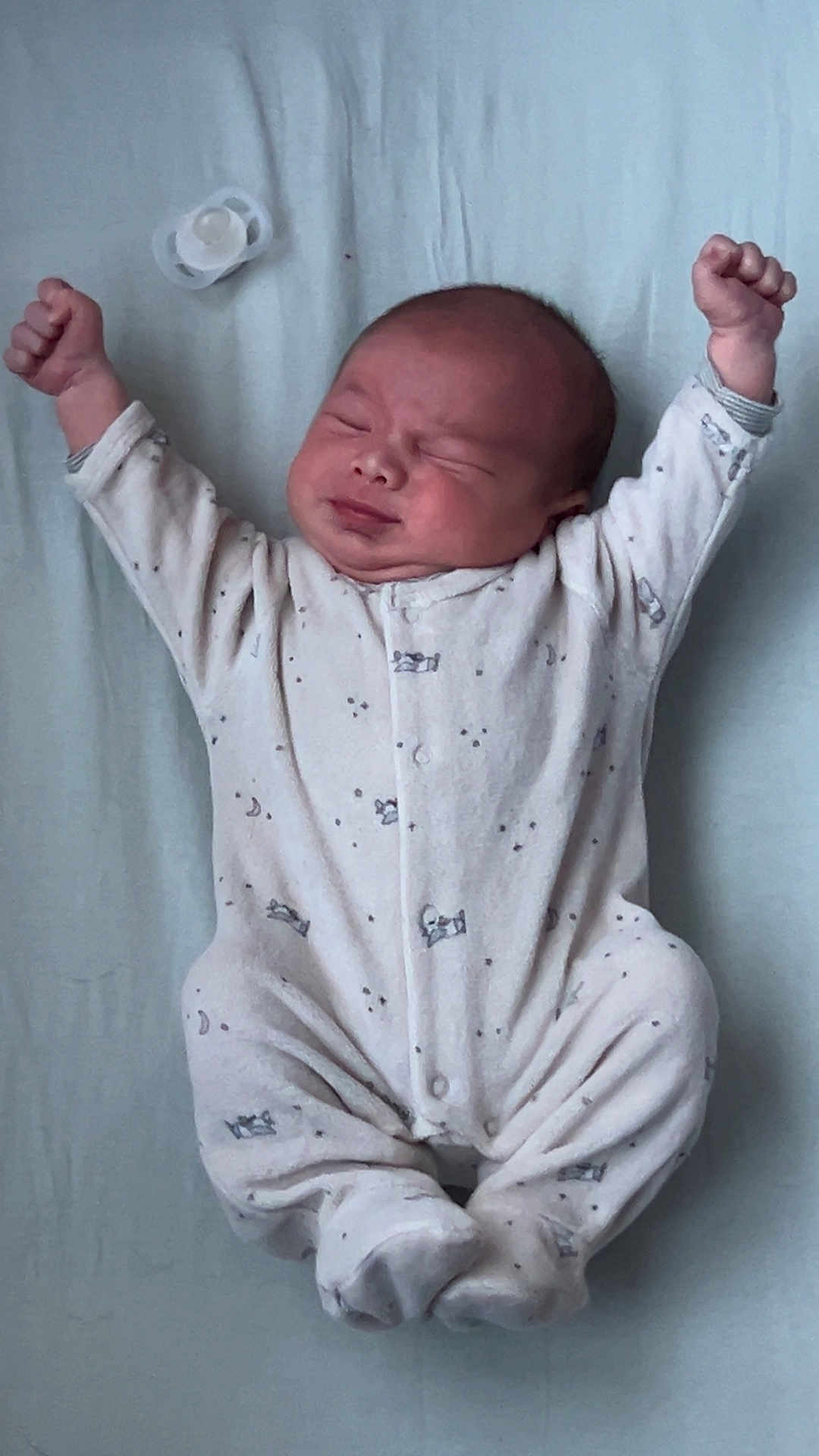 Gabriel a rejoint le concours — aidez-le/la à gagner de superbes lots ! baby, infant, onesie, pacifier, sleepwear, stretching, hands_up, lying_down, bed, blanket, cute, newborn, face, expression, soft_lighting, indoor, child, sleepy, cozy, comfort