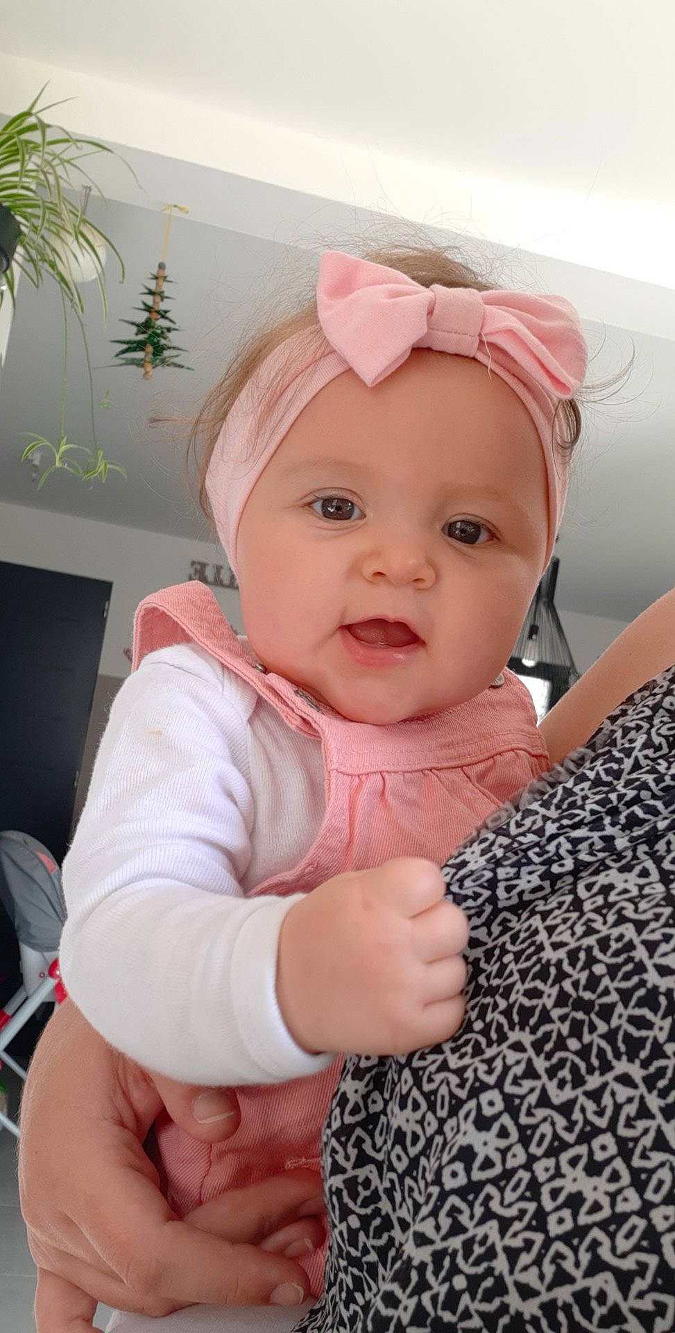 Gaïa a rejoint le concours — aidez-le/la à gagner de superbes lots ! baby, baby_toddler_clothing, cap, cheek, child, eyebrow, fashion_accessory, finger, gesture, happy, headband, headpiece, headwear, jewellery, lip, person, pink, skin, sleeve, smile