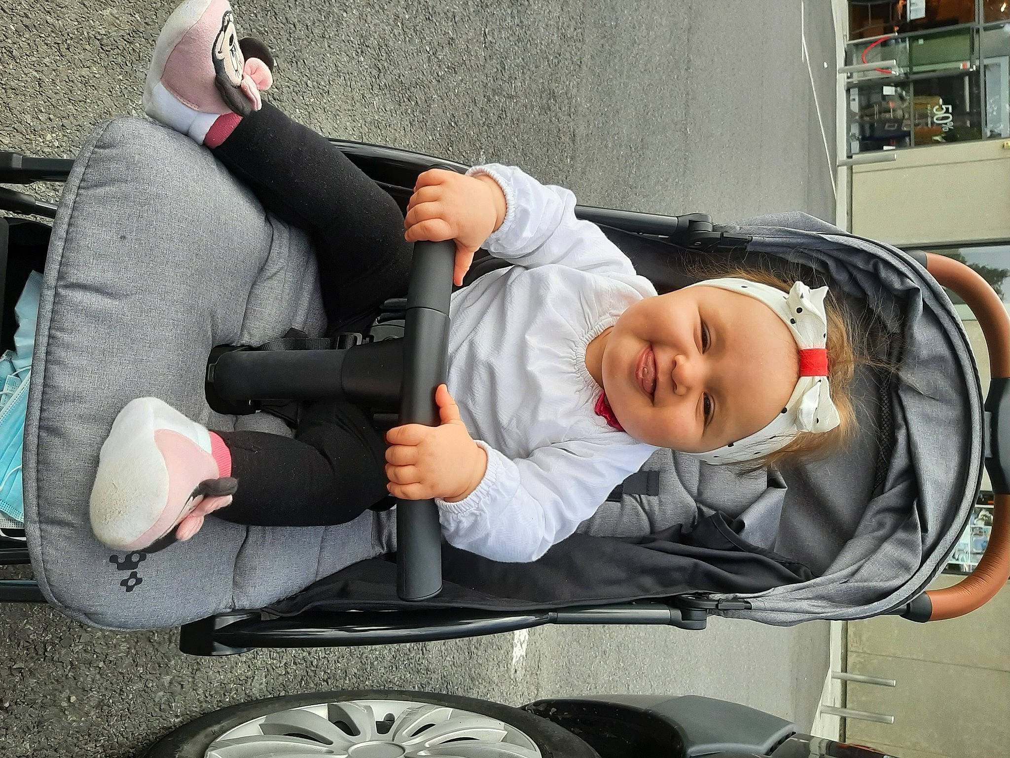 Gaïa a rejoint le concours — aidez-le/la à gagner de superbes lots ! auto_part, automotive_design, automotive_exterior, baby, baby_carriage, baby_products, car_seat, child, comfort, gesture, headwear, joy, lap, mode_of_transport, motor_vehicle, person, product, service, sitting, suit