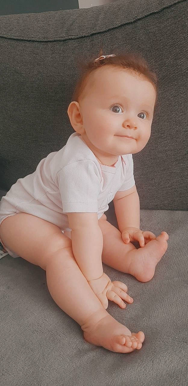 Gaïa a rejoint le concours — aidez-le/la à gagner de superbes lots ! baby, baby_toddler_clothing, cheek, child, chin, collar, face, finger, floor, flooring, human_body, human_leg, joint, knee, neck, person, sitting, skin, sleeve, thumb