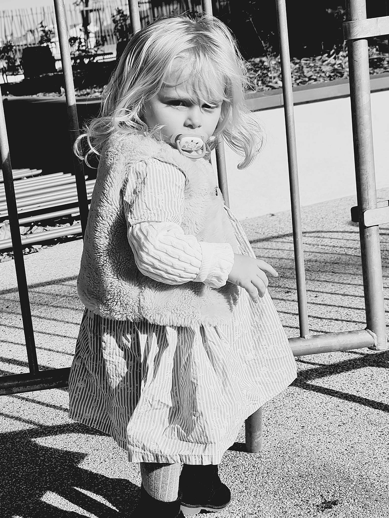Yüna participe au concours pour gagner de l'argent avec cette photo : black, black_and_white, child, dress, eye, hairstyle, happy, human, monochrome, monochrome_photography, pattern, people, person, photograph, plant, shoe, snapshot, standing, style, toddler