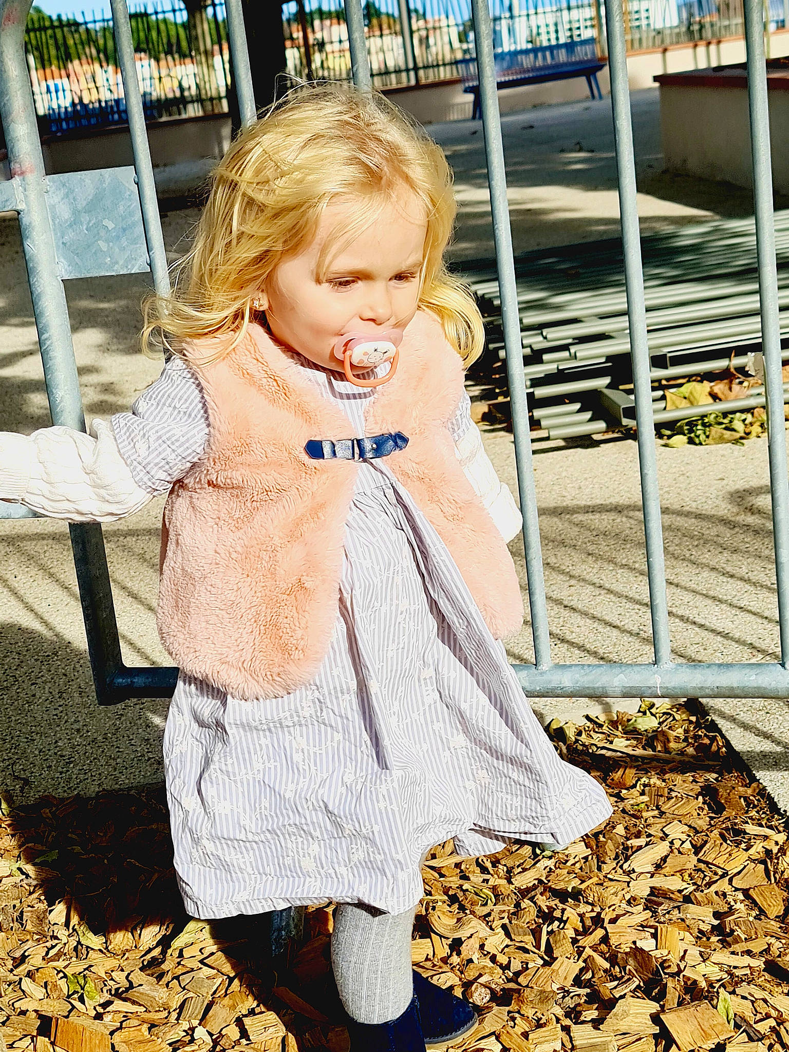Yüna participe au concours pour gagner de l'argent avec cette photo : baby_toddler_clothing, beauty, blond, eye, fun, grass, hair, hairstyle, happy, mammal, outerwear, people_in_nature, person, product, sleeve, standing, summer, textile, toddler, vertebrate