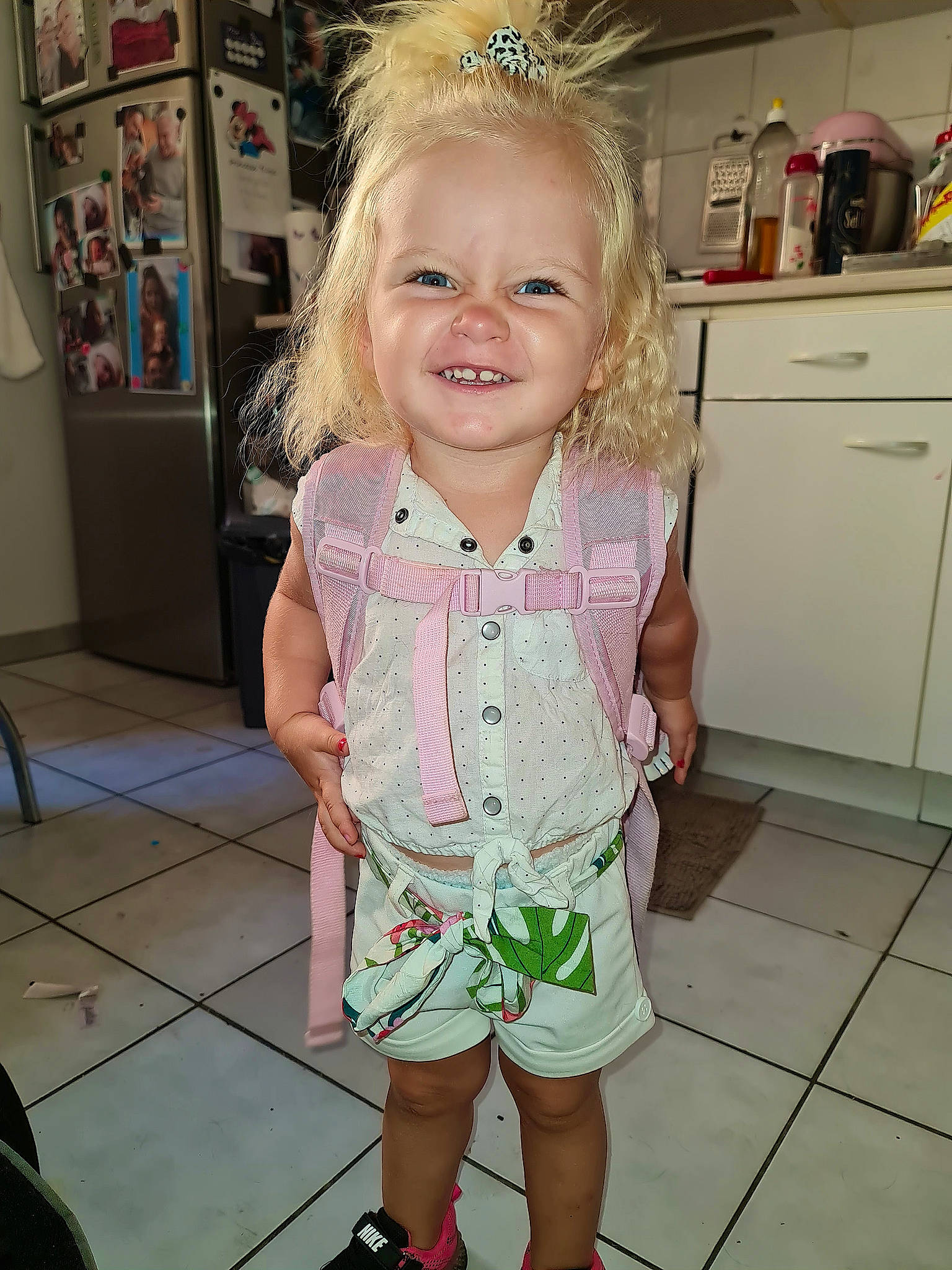 Yüna a rejoint le concours — aidez-le/la à gagner de superbes lots ! baby_toddler_clothing, blond, cabinetry, cheek, child, drawer, eye, floor, flooring, hair, happy, human_leg, iris, joy, kitchen_appliance, pattern, person, skin, sleeve, smile