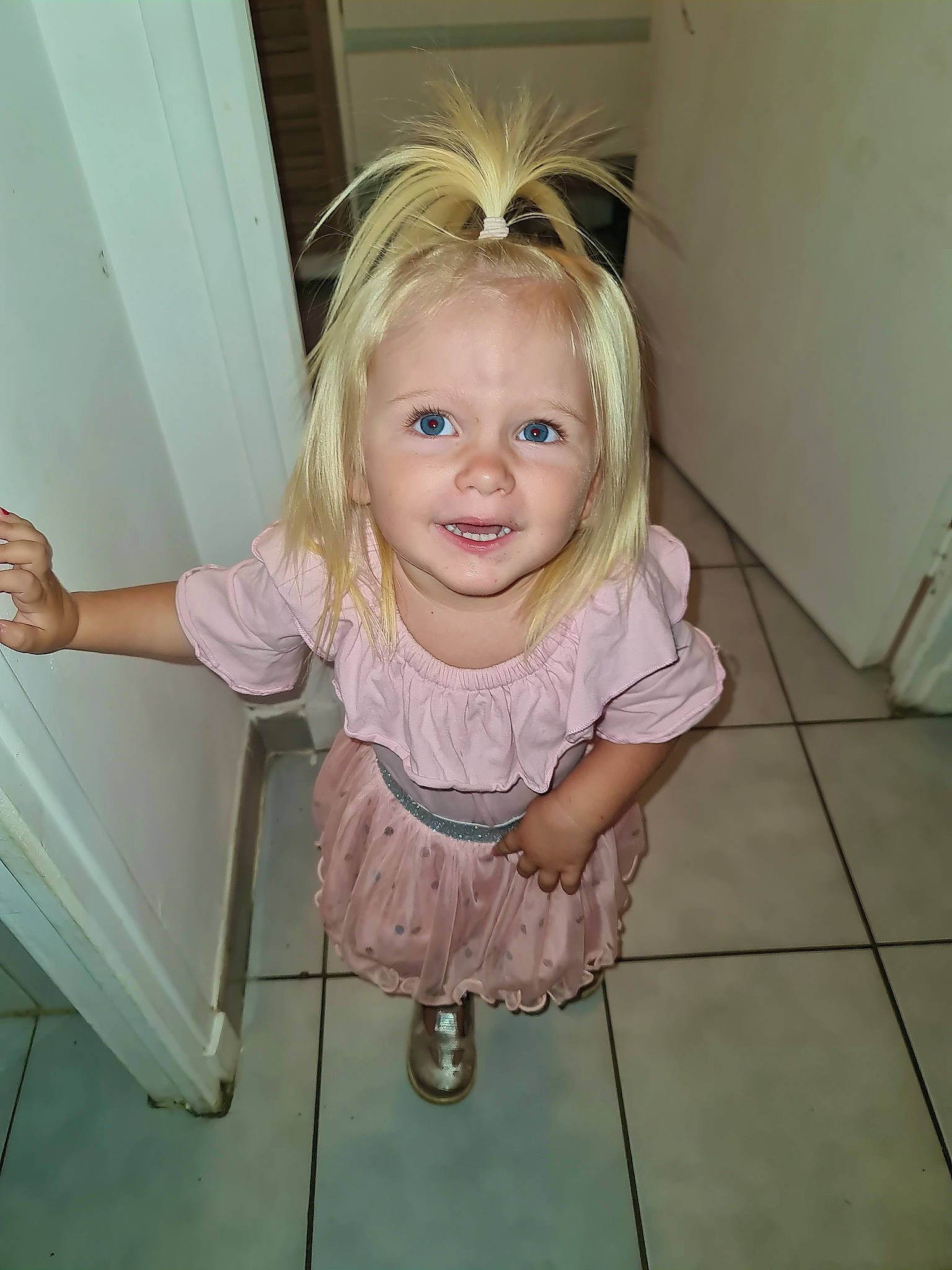 Yüna participe au concours pour gagner de l'argent avec cette photo : baby_toddler_clothing, blond, cheek, child, eyelash, floor, flooring, fun, hair, hairstyle, happy, hardwood, human_leg, iris, joy, person, pink, shoulder, skin, smile