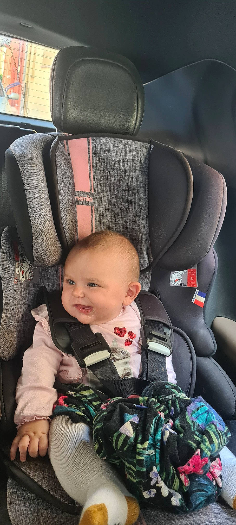Rosalya participe au concours pour gagner de l'argent avec cette photo : auto_part, automotive_design, baby, baby_carriage, baby_in_car_seat, baby_products, baby_toddler_clothing, car_seat, car_seat_cover, child, comfort, family_car, head_restraint, luxury_vehicle, motor_vehicle, person, product, seat_belt, sitting, toddler