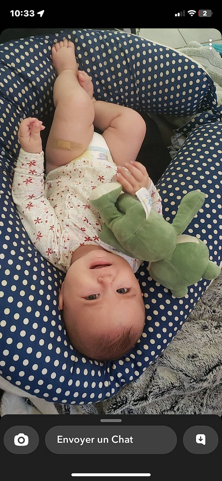 Rosalya a rejoint le concours — aidez-le/la à gagner de superbes lots ! baby, baby_products, baby_toddler_clothing, barefoot, cheek, child, comfort, finger, foot, gesture, happy, human_leg, knee, leg, pattern, person, skin, smile, thigh, thumb