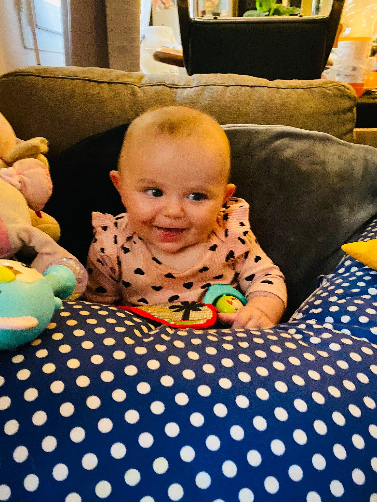 Rosalya participe au concours pour gagner de l'argent avec cette photo : baby, baby_toddler_clothing, child, comfort, couch, eye, facial_expression, floor, flooring, fun, happy, iris, joy, leisure, living_room, pattern, person, product, smile, toddler