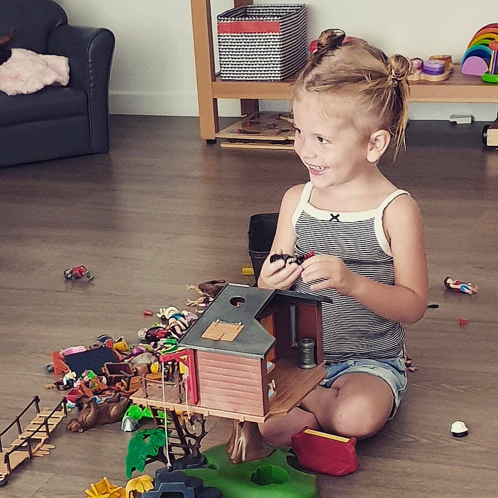 Léa participe au concours pour gagner de l'argent avec cette photo : child, footwear, person, play, playset, shoe, toddler, toy, toy_block