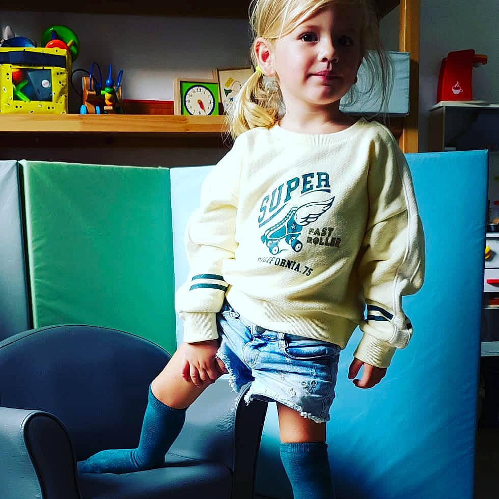 Léa a rejoint le concours — aidez-le/la à gagner de superbes lots ! arm, blue, child, clothing, cool, fashion, green, hair, hairstyle, joint, leg, long_sleeved_t_shirt, male, outerwear, person, shoulder, sleeve, t_shirt, toddler, turquoise