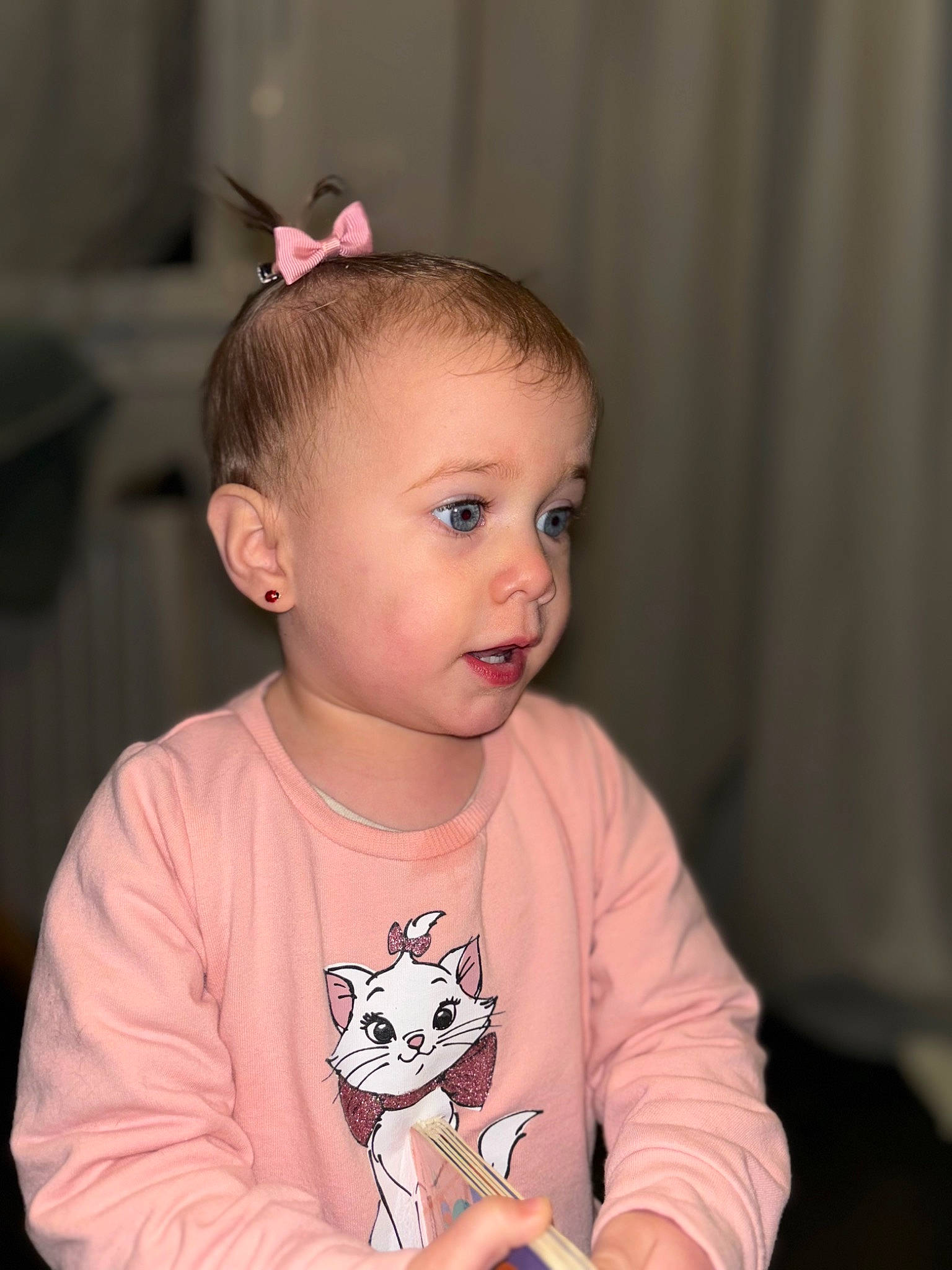 Judith a rejoint le concours — aidez-le/la à gagner de superbes lots ! arm, cheek, chin, ear, eye, eyebrow, eyelash, face, facial_expression, hair, hairstyle, head, human_body, iris, lip, mouth, neck, nose, person, skin