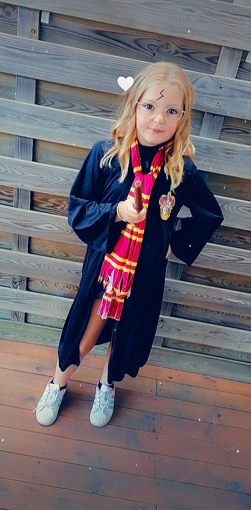 Clara a rejoint le concours — aidez-le/la à gagner de superbes lots ! blazer, clothing, collar, cool, denim, dress_shirt, footwear, knee, leg, long_hair, neck, outerwear, pink, plaid, purple, sleeve, tartan, thigh, tie, waist