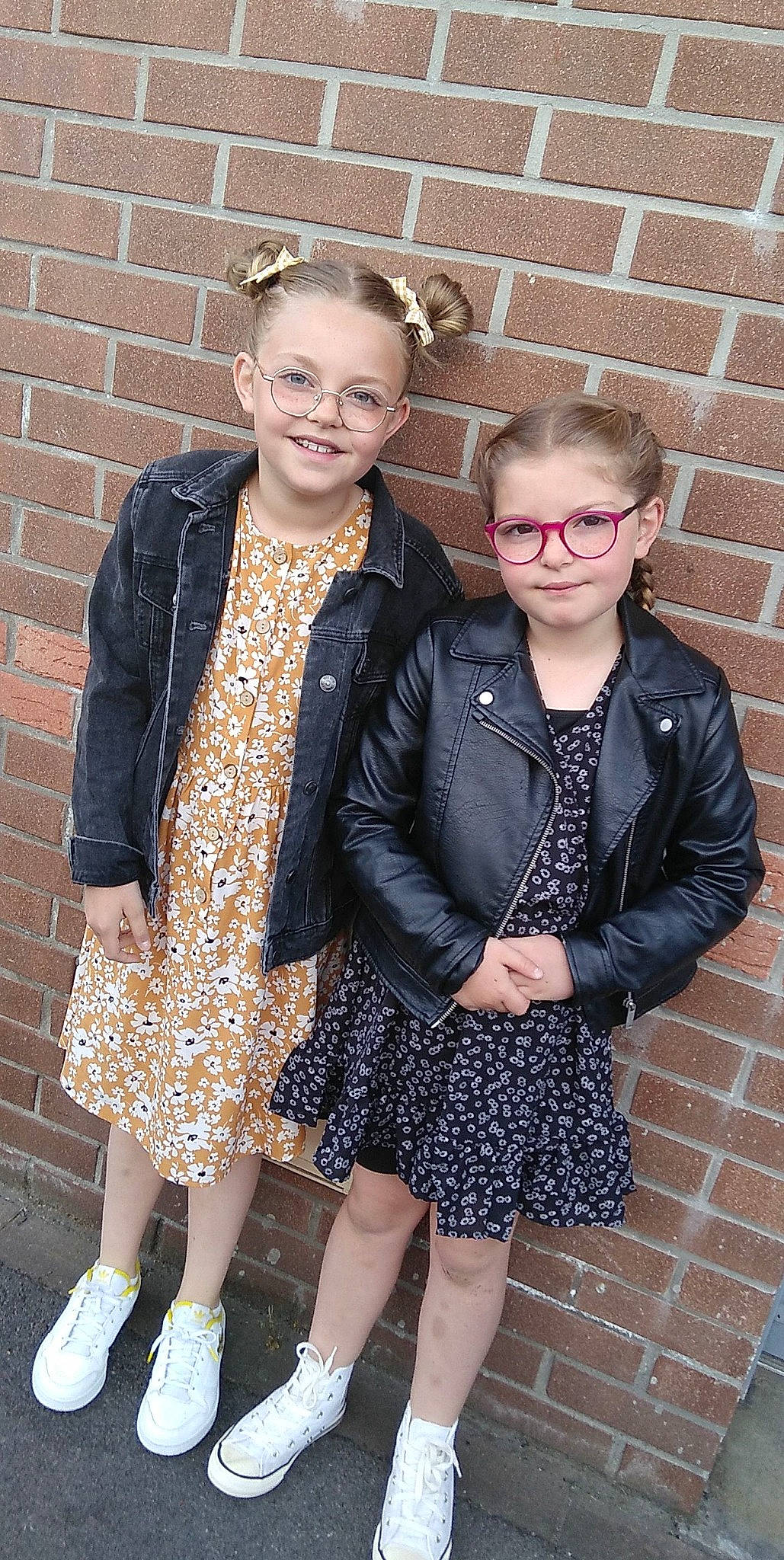 Clara participe au concours pour gagner de l'argent avec cette photo : black, clothing, eyewear, facial_expression, fun, glasses, hair, hairstyle, happy, headgear, joy, outerwear, person, photograph, shoe, sleeve, smile, standing, style, textile