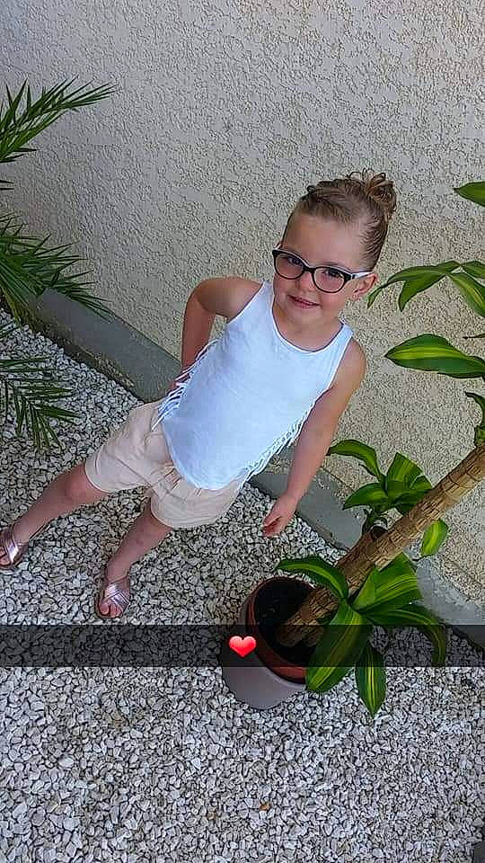 Clara participe au concours pour gagner de l'argent avec cette photo : dress, eye, eyewear, flash_photography, foot, fun, garden, glasses, grass, grass_family, happy, human_leg, joy, knee, leisure, people_in_nature, person, plant, sandal, terrestrial_plant