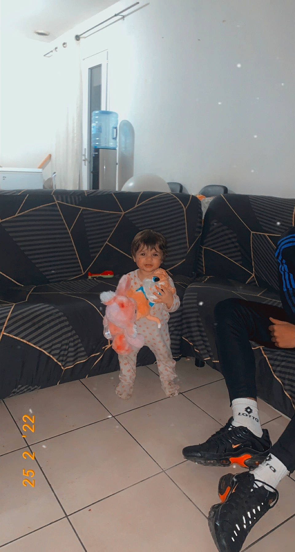 Katalya a rejoint le concours — aidez-le/la à gagner de superbes lots ! audio_equipment, black, chair, child, comfort, couch, design, event, floor, flooring, fun, home_appliance, joint, leisure, machine, person, sitting, sneakers, space, t_shirt