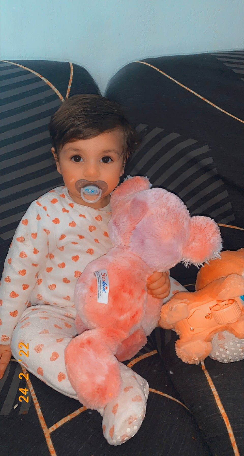 Katalya a rejoint le concours — aidez-le/la à gagner de superbes lots ! baby, baby_toddler_clothing, chair, child, event, face, fun, happy, orange, party_supply, peach, person, petal, pink, sitting, stuffed_toy, t_shirt, teddy_bear, textile, toddler