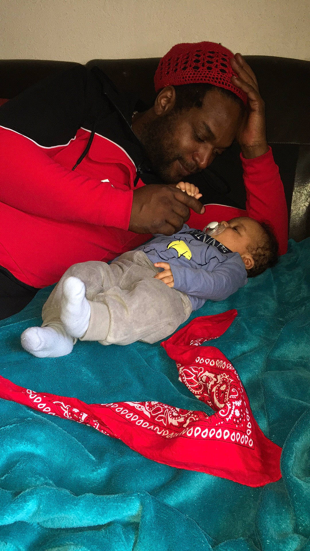 Elydjah a rejoint le concours — aidez-le/la à gagner de superbes lots ! baby, birth, child, person, red, sleep, toddler