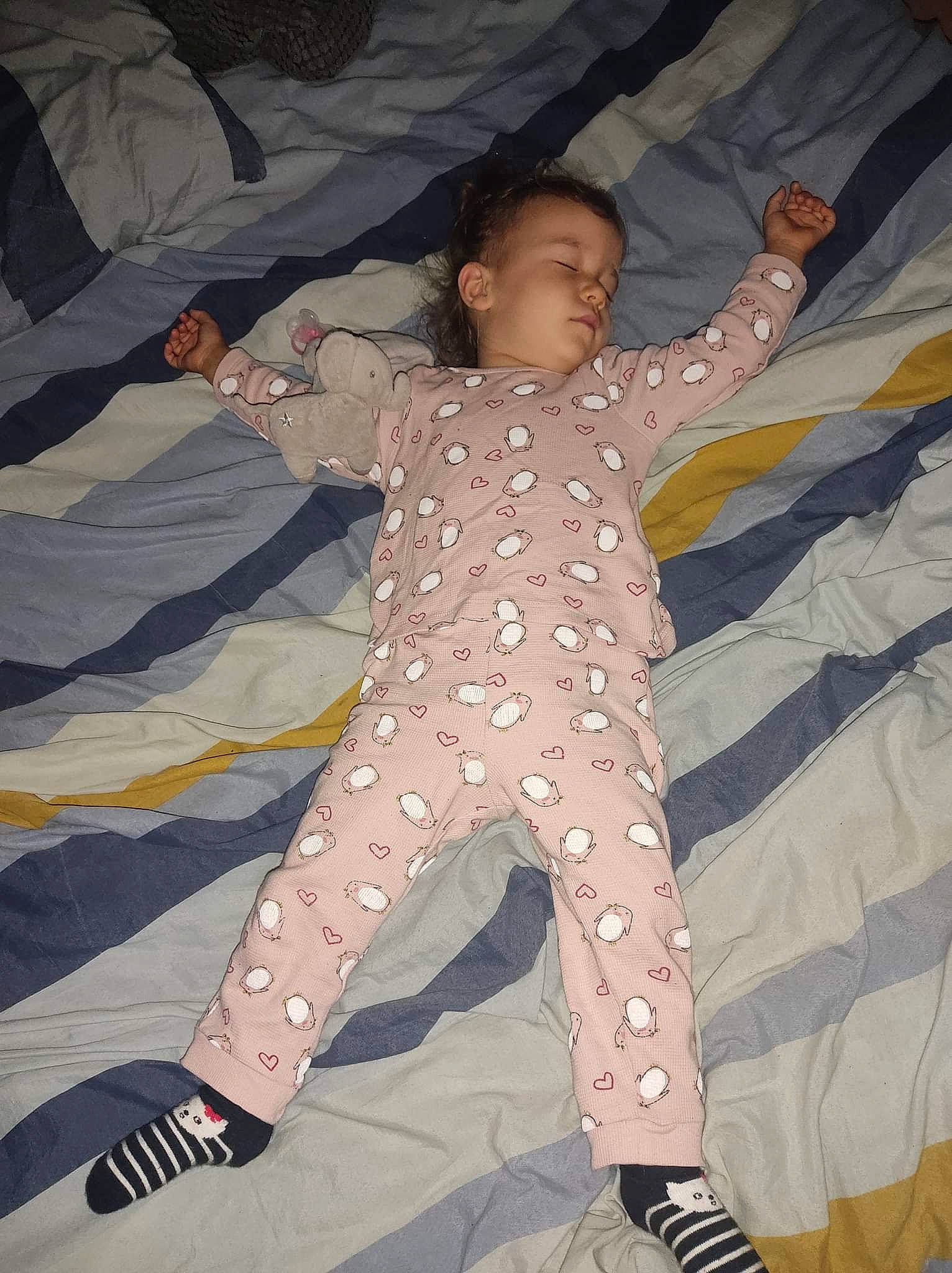 Abigaëlle participe au concours pour gagner de l'argent avec cette photo : arm, baby, barefoot, child, cool, entertainment, event, fun, gesture, human_leg, knee, linens, nightwear, pattern, performing_arts, person, sleeve, textile, thigh, thumb