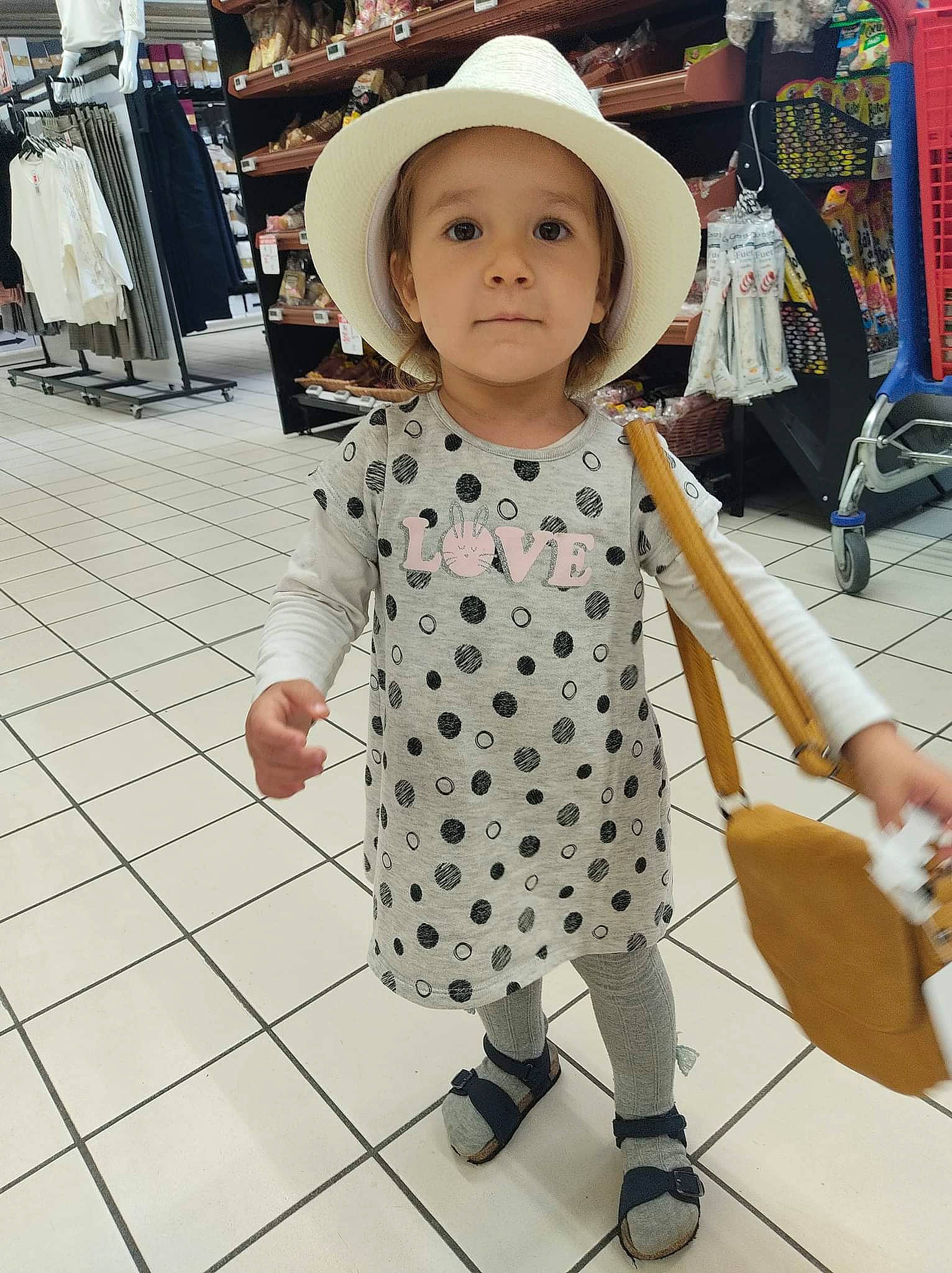Abigaëlle a rejoint le concours — aidez-le/la à gagner de superbes lots ! baby, bag, fashion, fashion_design, floor, flooring, happy, hat, headwear, joint, luggage_and_bags, pattern, person, photograph, shopping, skin, sleeve, snapshot, sun_hat, toddler
