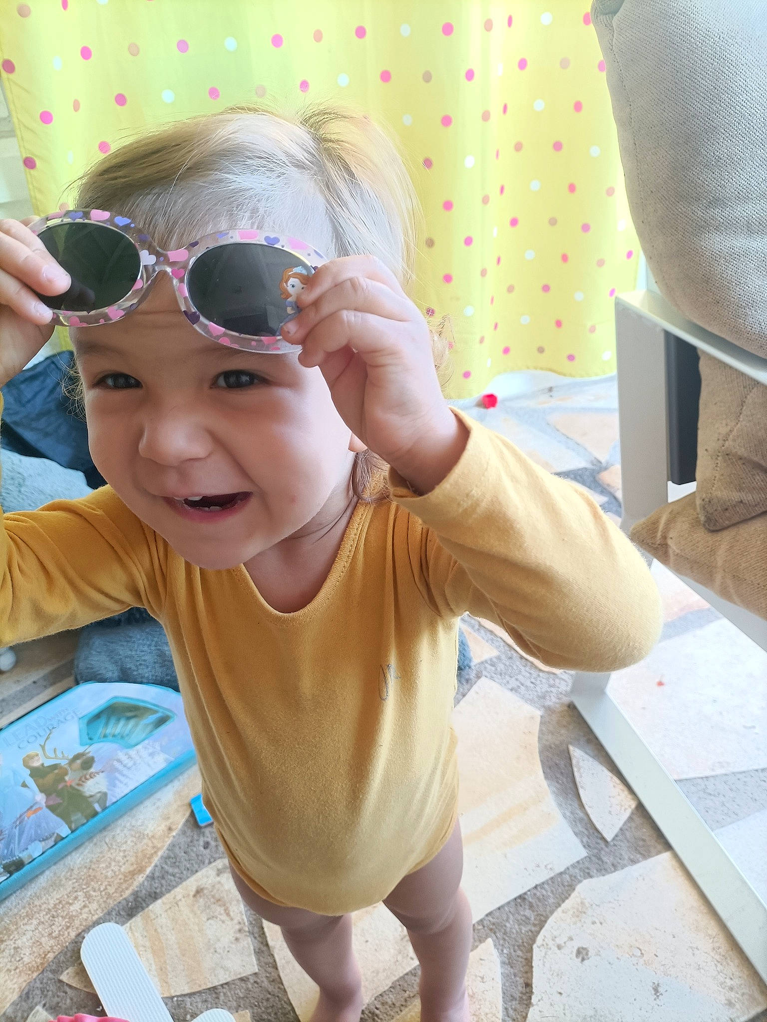 Abigaëlle participe au concours pour gagner de l'argent avec cette photo : baby, baby_toddler_clothing, child, eyewear, fun, goggles, happy, headwear, leisure, mouth, person, personal_protective_equipment, play, recreation, selfie, shorts, sleeve, smile, sunglasses, t_shirt