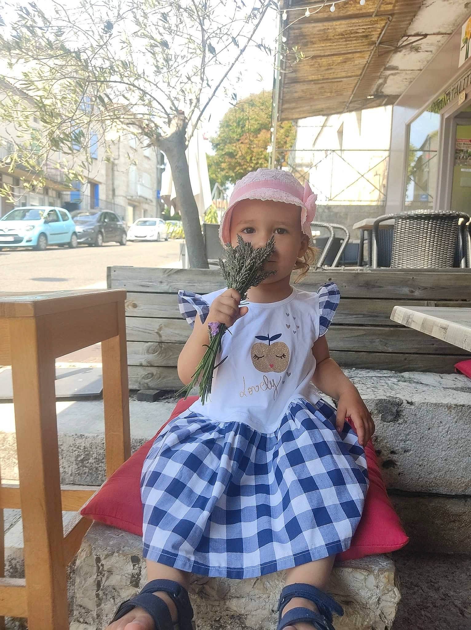 Abigaëlle a rejoint le concours — aidez-le/la à gagner de superbes lots ! cap, child, costume, grass, hat, headwear, leisure, pattern, person, plaid, plant, recreation, sandal, shoe, sitting, sky, sneakers, sun_hat, tartan, toddler