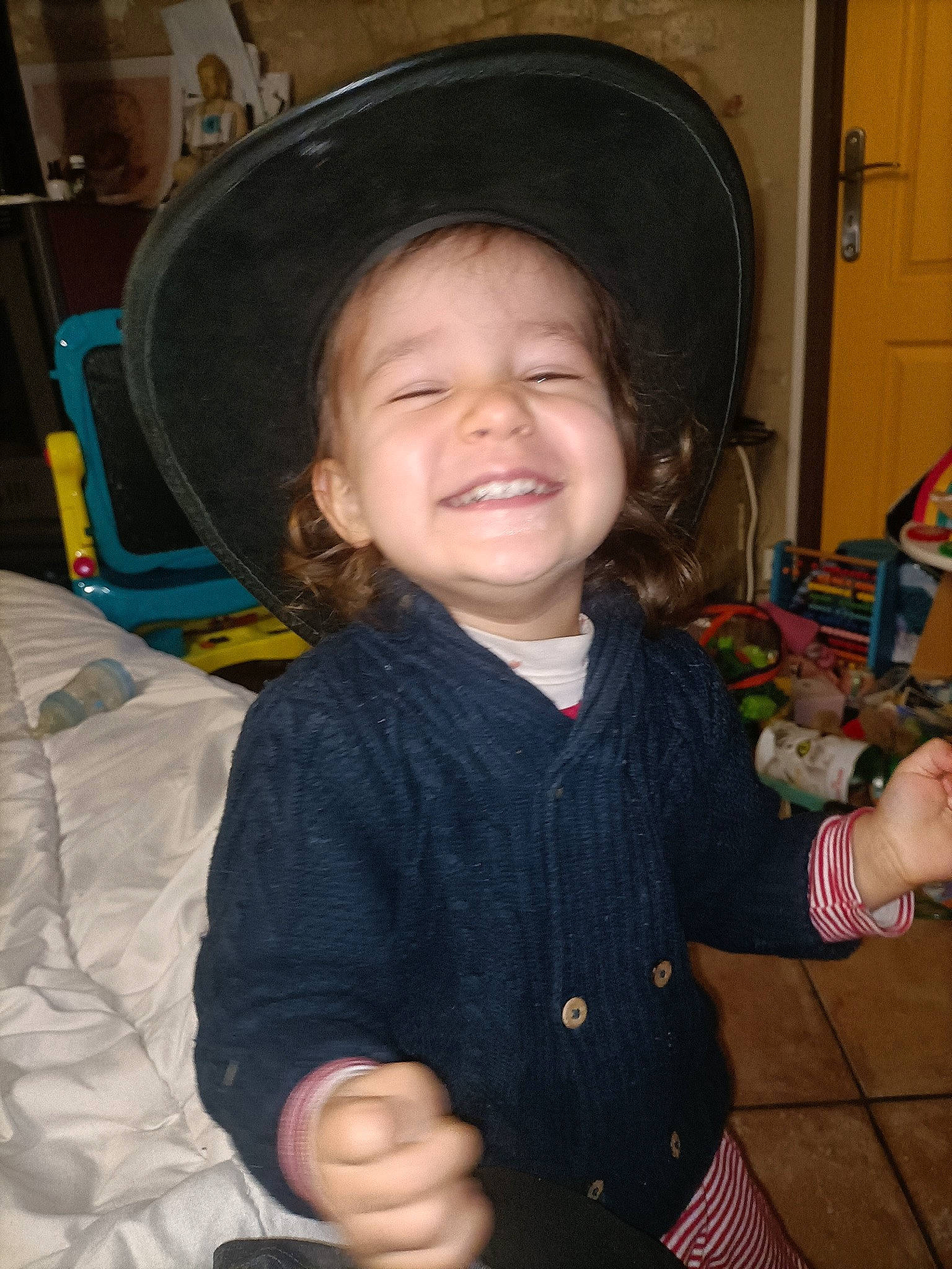 Abigaëlle participe au concours pour gagner de l'argent avec cette photo : cheek, child, eye, facial_expression, finger, fun, gesture, hair, hand, happy, head, iris, joy, mouth, nose, organ, person, skin, sleeve, smile