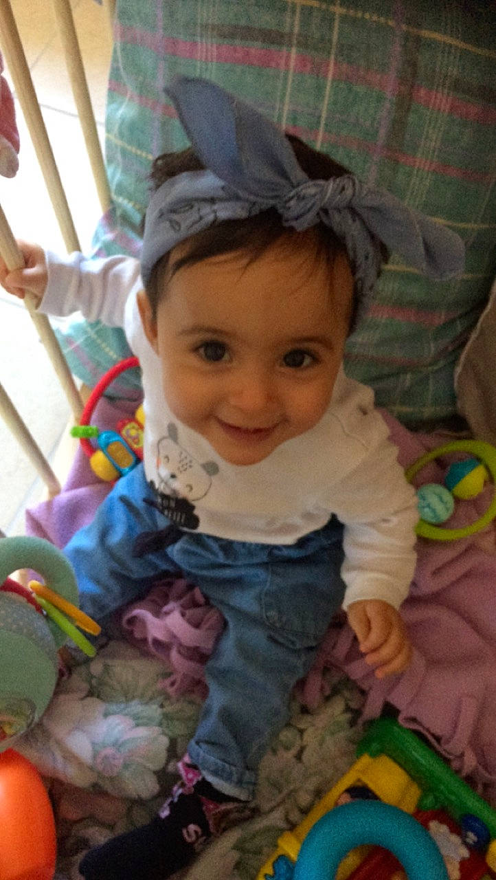 Anna participe au concours pour gagner de l'argent avec cette photo : baby, baby_products, baby_toddler_clothing, cheek, child, ear, joy, person, play, skin, smile, toddler