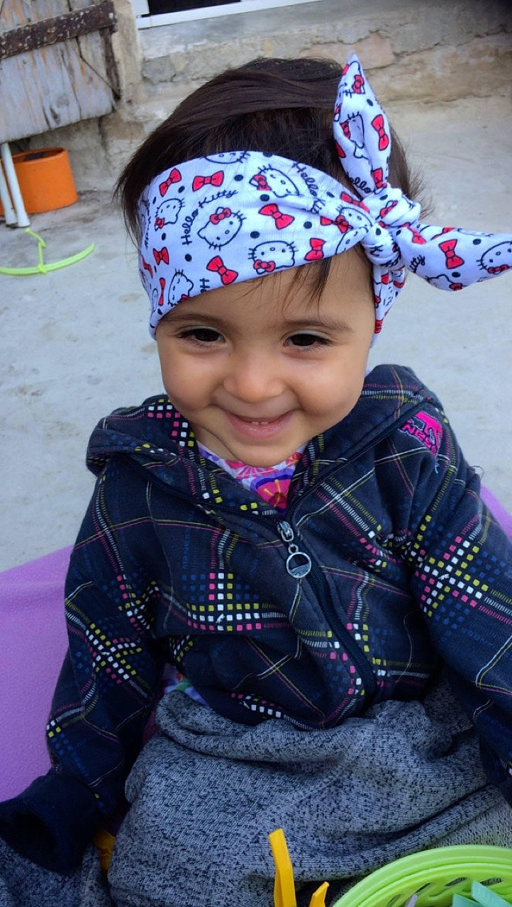 Anna participe au concours pour gagner de l'argent avec cette photo : cheek, child, fashion_accessory, headgear, headwear, joy, pattern, person, pink, purple, smile, toddler