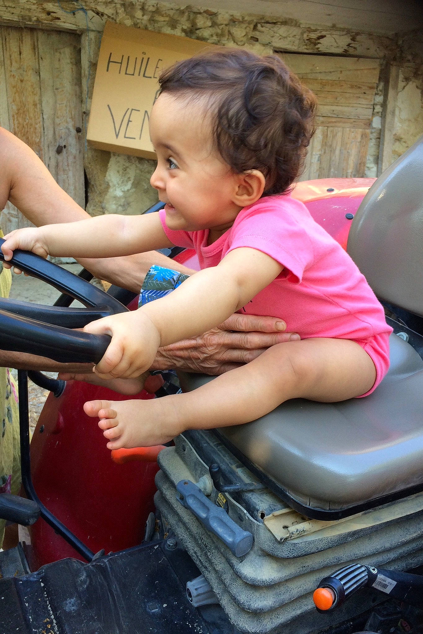 Anna participe au concours pour gagner de l'argent avec cette photo : auto_part, child, leg, person, sitting