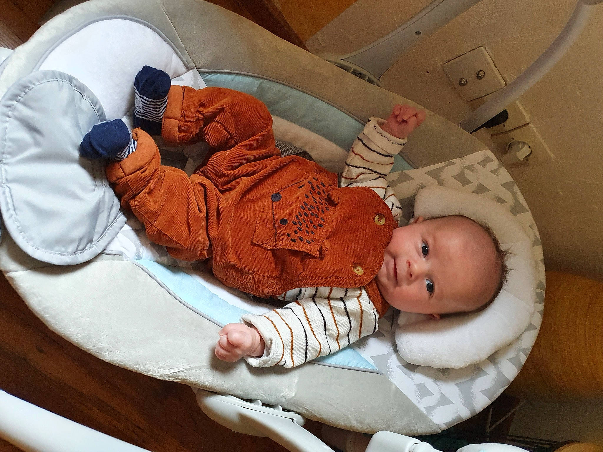 Raphaël a rejoint le concours — aidez-le/la à gagner de superbes lots ! baby, baby_carriage, baby_products, baby_safety, baby_sleeping, baby_toddler_clothing, bedtime, child, comfort, finger, health_care, human_body, infant_bed, linens, mouth, nap, person, product, room, toddler