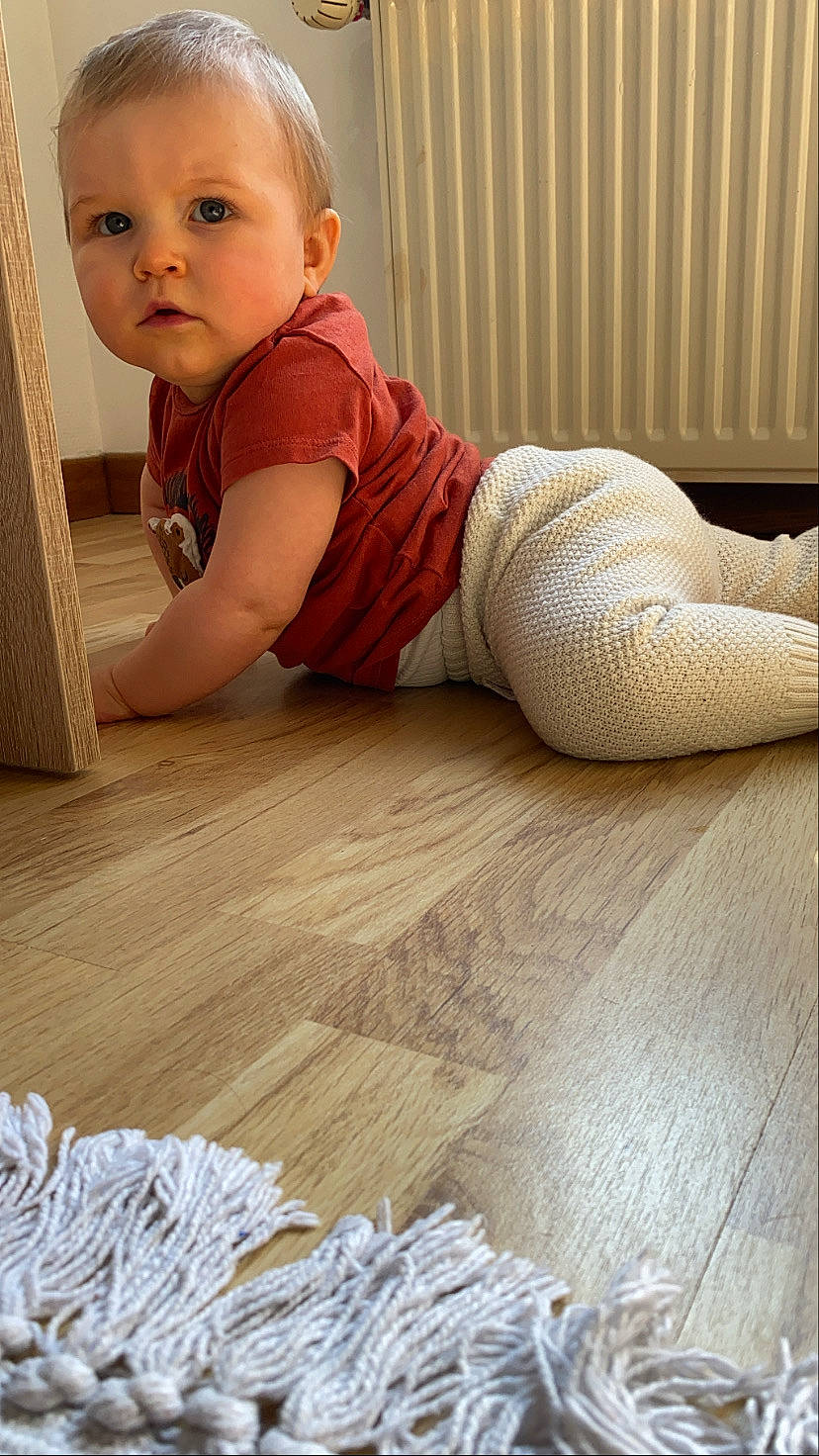 Swan a rejoint le concours — aidez-le/la à gagner de superbes lots ! baby, baby_toddler_clothing, barefoot, child, clothing, comfort, floor, flooring, hardwood, human_leg, knee, person, skin, sleeve, standing, t_shirt, thigh, toddler, white, wood