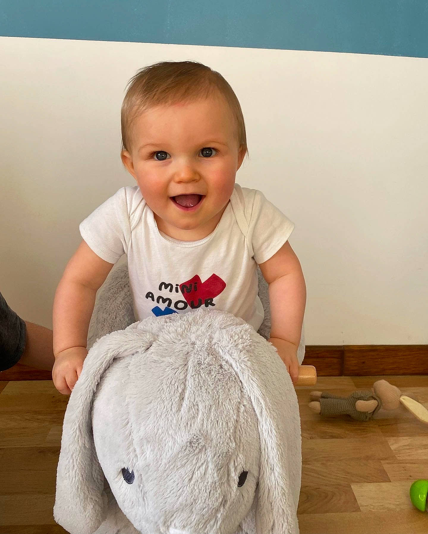 Swan a rejoint le concours — aidez-le/la à gagner de superbes lots ! baby, baby_toddler_clothing, cheek, child, comfort, flooring, happy, hardwood, iris, linens, neck, pattern, person, sitting, skin, sleeve, smile, t_shirt, toddler, wood