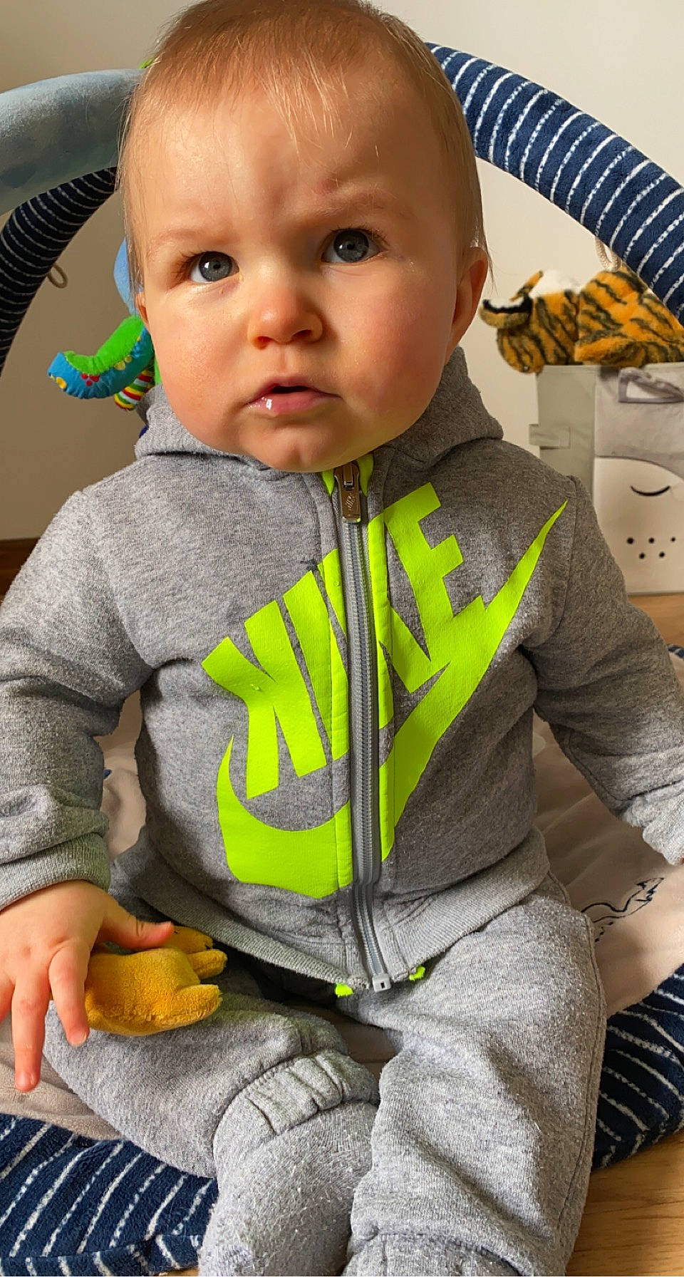 Swan participe au concours pour gagner de l'argent avec cette photo : baby, baby_toddler_clothing, cheek, chin, dress, face, facial_expression, green, hairstyle, head, human_body, iris, neck, nose, orange, person, product, skin, sleeve, standing