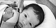 Esmée participe au concours pour gagner de l'argent avec cette photo : baby, newborn, infant, hand, adult_hand, black_and_white, portrait, sleeping, closeup, face, expression, cushion, blanket, soft, resting, peaceful, clothing, cute, human, tender