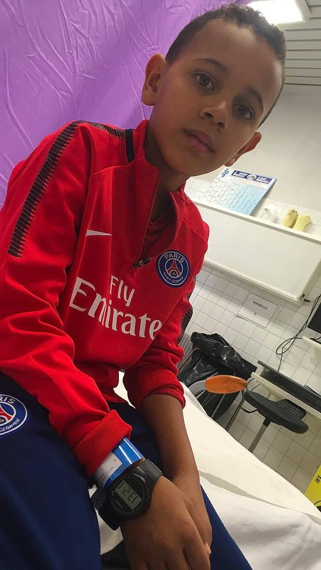 Tidiane a rejoint le concours — aidez-le/la à gagner de superbes lots ! arm, boy, child, cool, fun, girl, muscle, outerwear, person, product, red, shoulder, t_shirt, uniform