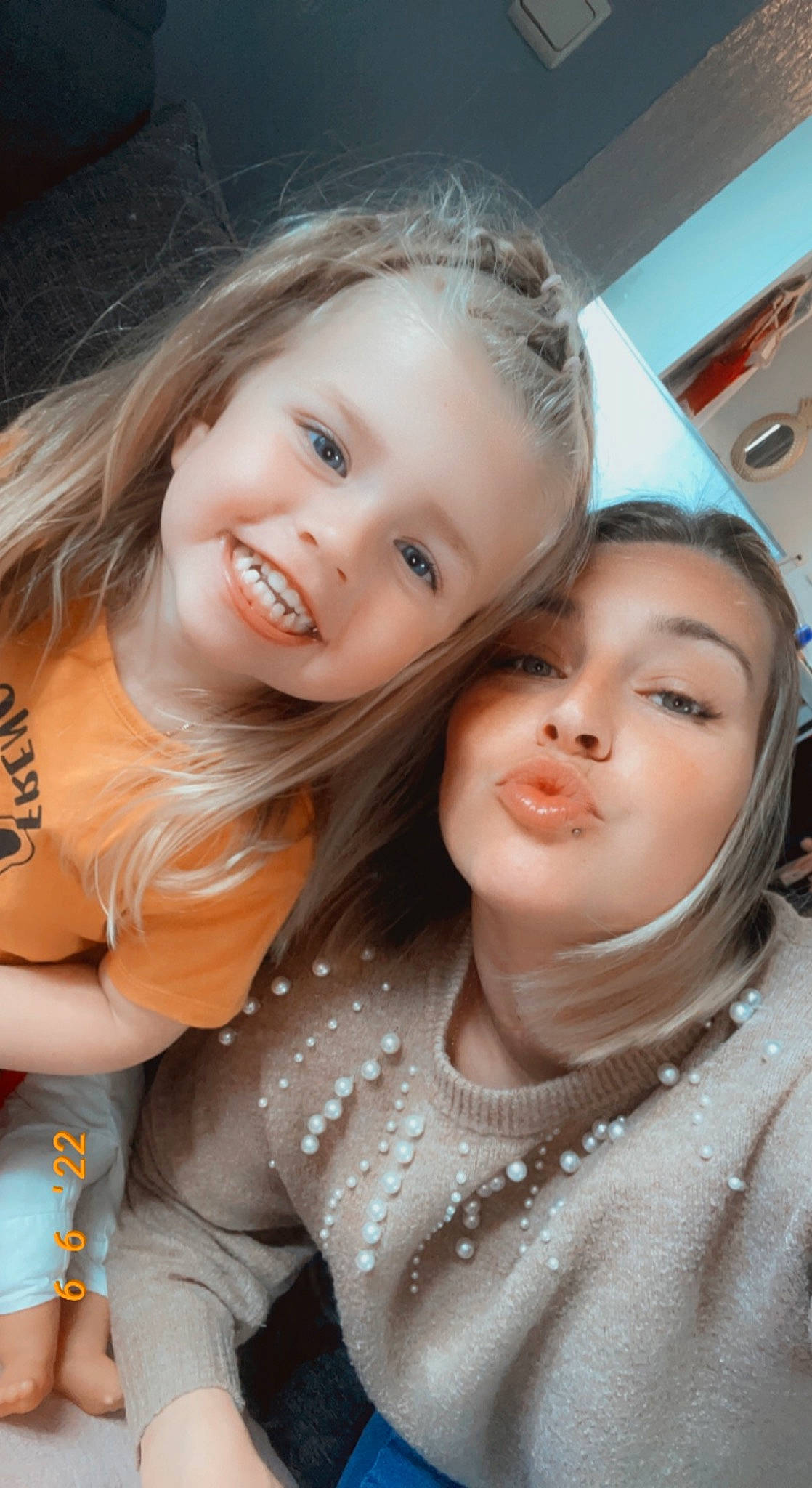 Syana a rejoint le concours — aidez-le/la à gagner de superbes lots ! cheek, eyebrow, eyelash, facial_expression, flash_photography, fun, gesture, hair, happy, head, human_body, iris, joy, lip, long_hair, mouth, nose, people, person, shoulder