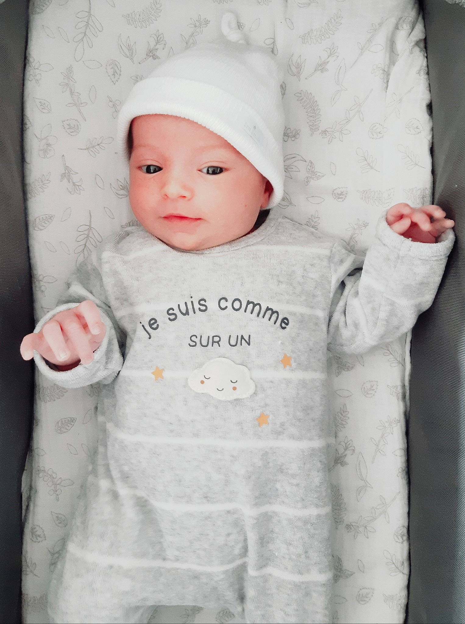 Lisa a rejoint le concours — aidez-le/la à gagner de superbes lots ! baby, baby_toddler_clothing, cap, cheek, child, clothing, collar, face, facial_expression, gesture, grey, headwear, knit_cap, outerwear, pattern, person, skin, sleeve, standing, textile