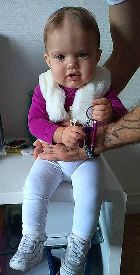 Luna a rejoint le concours — aidez-le/la à gagner de superbes lots ! baby, baby_toddler_clothing, chair, comfort, eye, gesture, happy, joint, knee, leg, lip, neck, person, pink, purple, skin, sleeve, standing, thigh, toddler