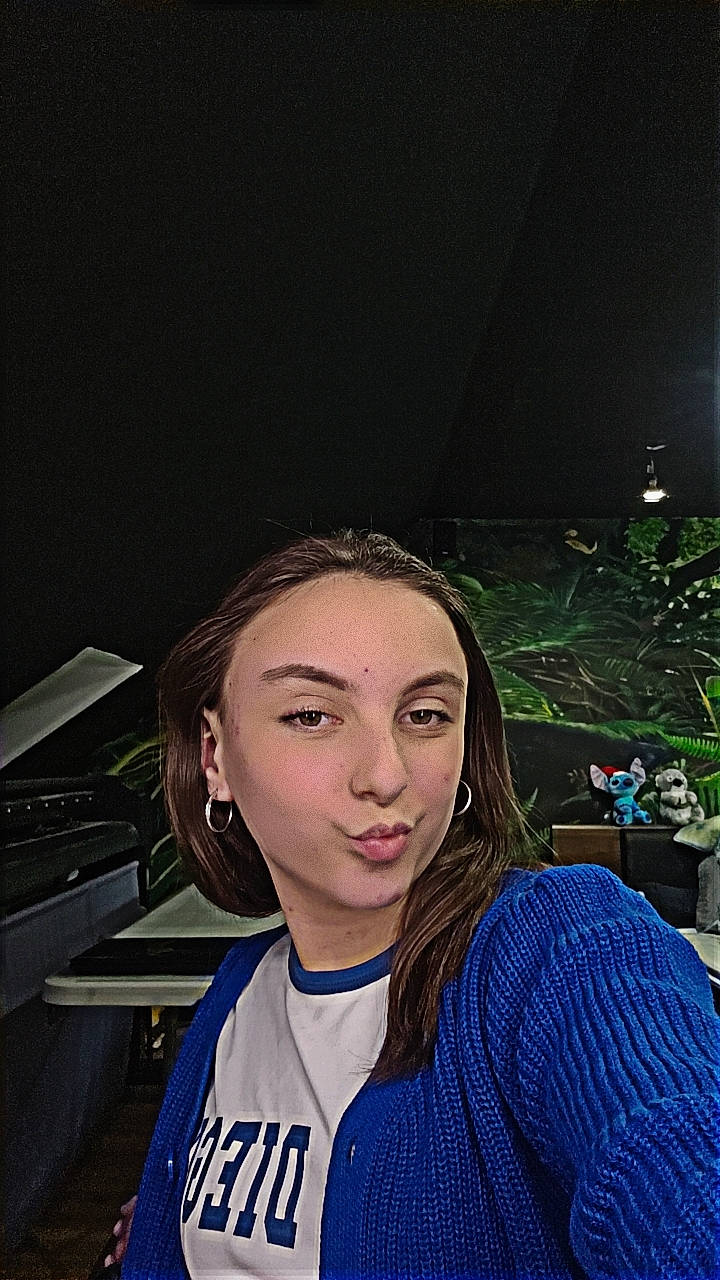 Alicia participe au concours pour gagner de l'argent avec cette photo : audio_equipment, automotive_design, black_hair, brown_hair, cool, darkness, electric_blue, eyebrow, eyewear, flash_photography, flowerpot, fun, happy, houseplant, jewellery, lip, midnight, night, person, portrait_photography