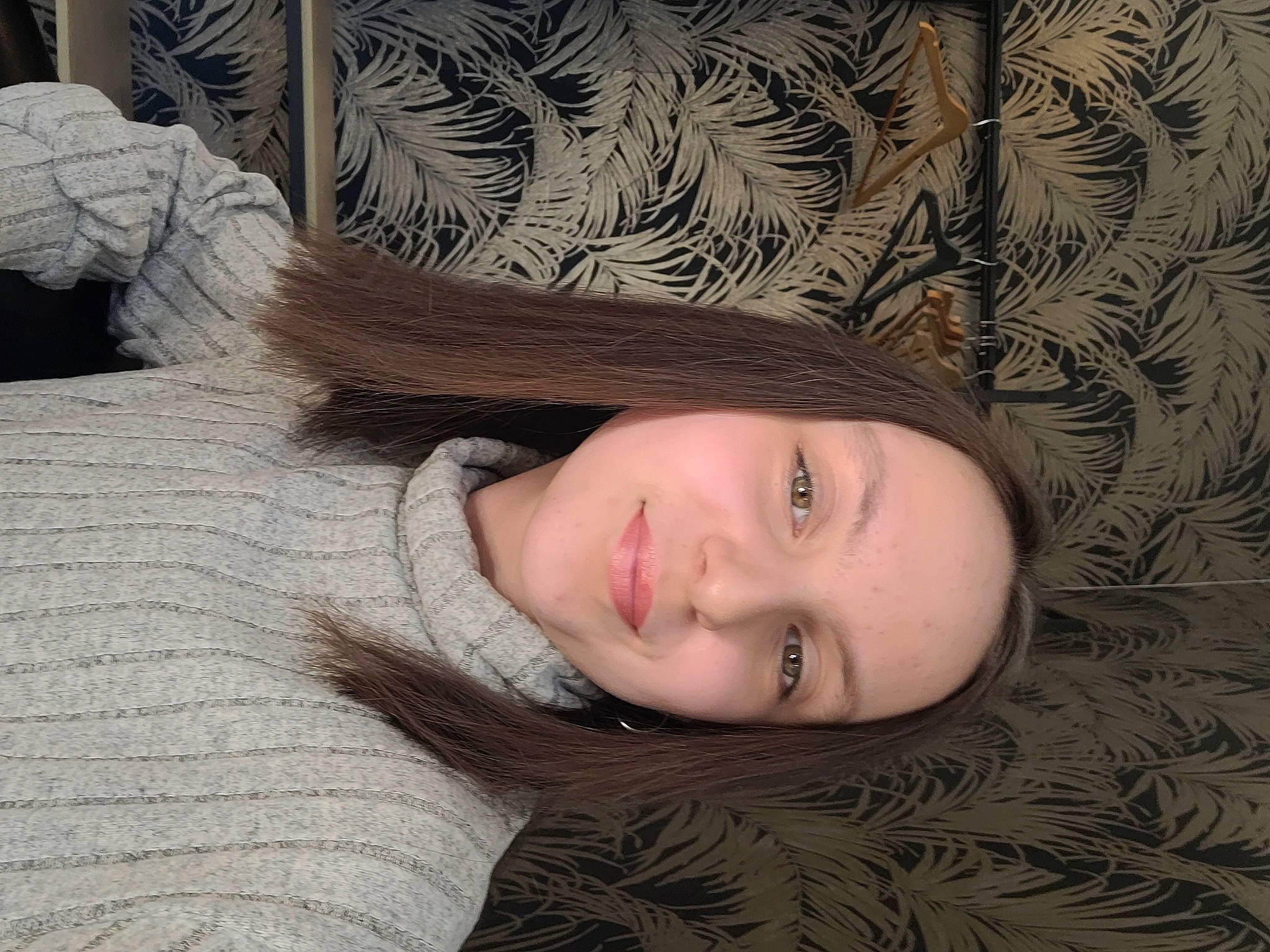 Alicia participe au concours pour gagner de l'argent avec cette photo : eye, eyebrow, eyelash, face, fawn, flash_photography, grass, hair, happy, head, iris, joy, lip, long_hair, nose, person, plant, skin, smile, tints_and_shades