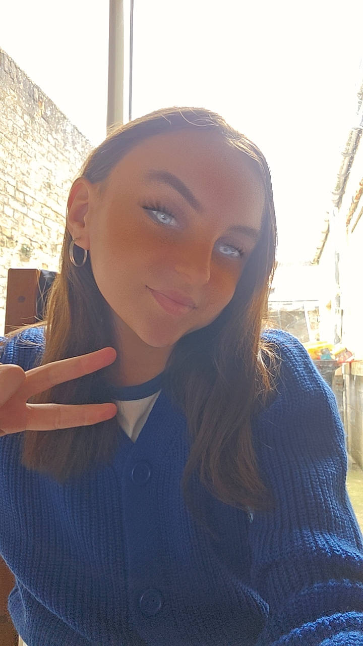 Alicia a rejoint le concours — aidez-le/la à gagner de superbes lots ! black_hair, blond, brown_hair, chin, cool, electric_blue, eyebrow, eyewear, fun, hairstyle, happy, joy, layered_hair, lip, long_hair, neck, person, skin, sky, sleeve