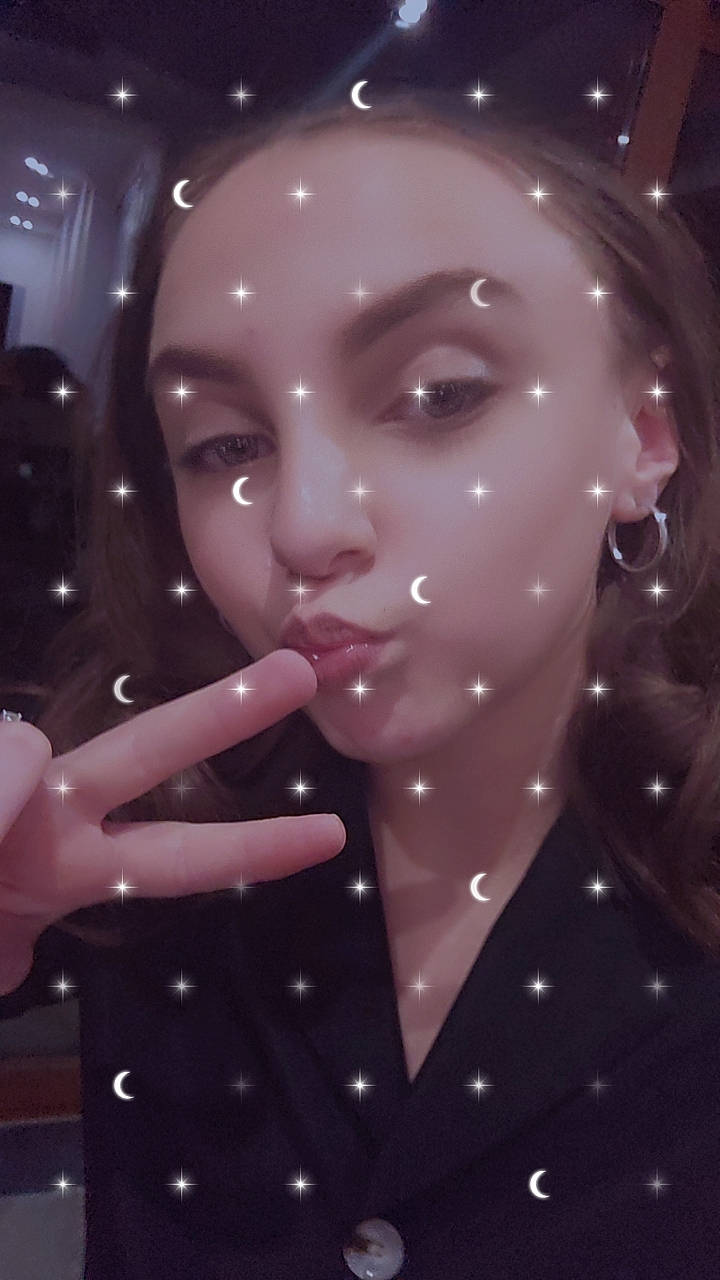 Alicia participe au concours pour gagner de l'argent avec cette photo : art, beauty, blond, close_up, darkness, eyebrow, eyelash, fashion_accessory, fashion_design, gesture, jewellery, lip, lipstick, magenta, mannequin, material_property, mouth, nail, pattern, person