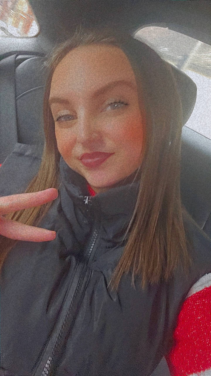 Alicia a rejoint le concours — aidez-le/la à gagner de superbes lots ! auto_part, automotive_design, automotive_exterior, black_hair, car, cheek, cool, eyebrow, eyelash, eyewear, fun, jaw, joy, lip, long_hair, mouth, nose, person, selfie, smile