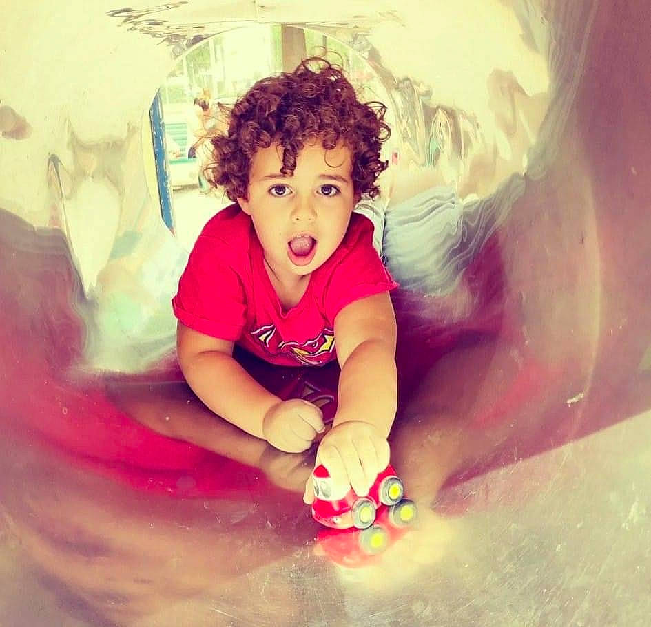 Giovanni a rejoint le concours — aidez-le/la à gagner de superbes lots ! baby, baby_toddler_clothing, child, cool, flash_photography, fun, happy, leisure, love, magenta, mouth, people_in_nature, person, pink, play, recreation, sitting, surprise, sweetness, t_shirt