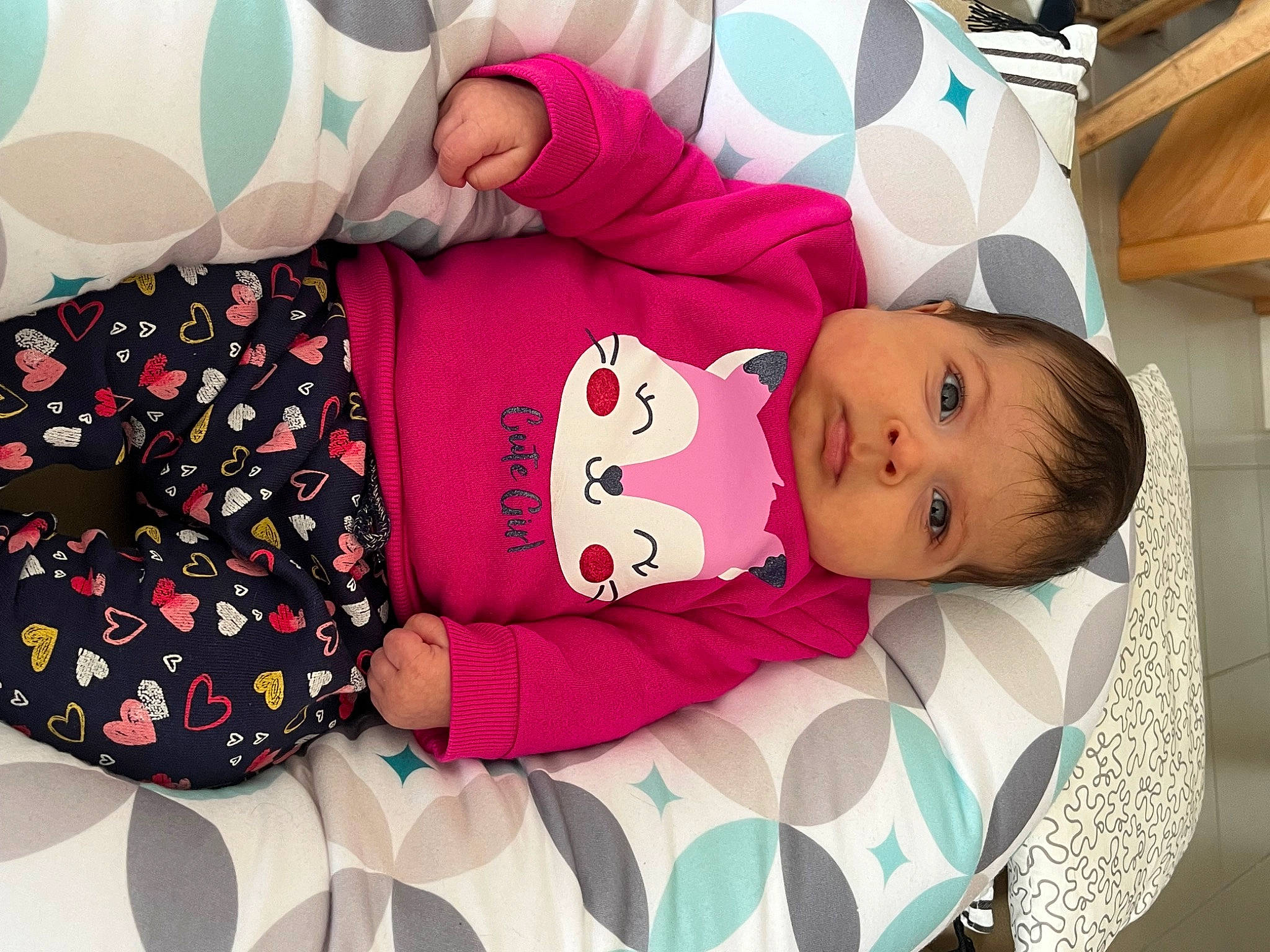 Mya a rejoint le concours — aidez-le/la à gagner de superbes lots ! baby, baby_products, baby_toddler_clothing, bag, bedding, carmine, child, comfort, happy, leisure, linens, magenta, pattern, person, pink, product, room, sitting, sleeve, textile