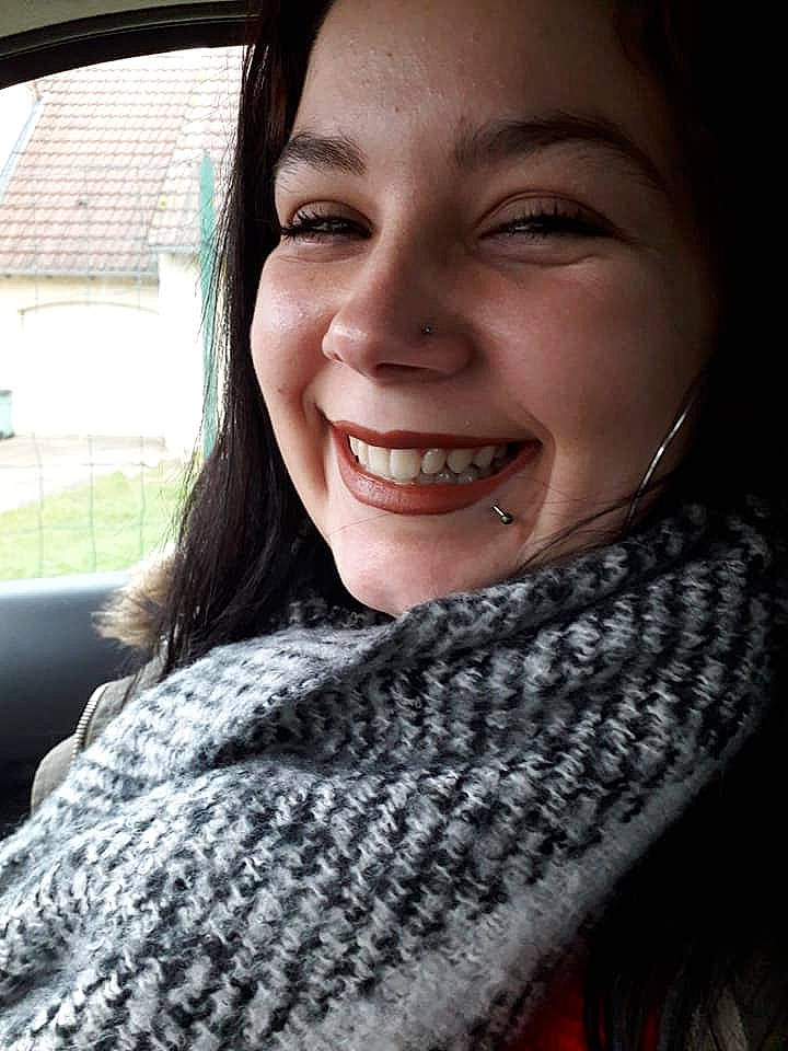 Coubye a rejoint le concours — aidez-le/la à gagner de superbes lots ! beauty, cheek, chin, crochet, eye, eyebrow, face, facial_expression, forehead, happy, head, joy, knitting, lady, lip, nose, person, scarf, skin, smile