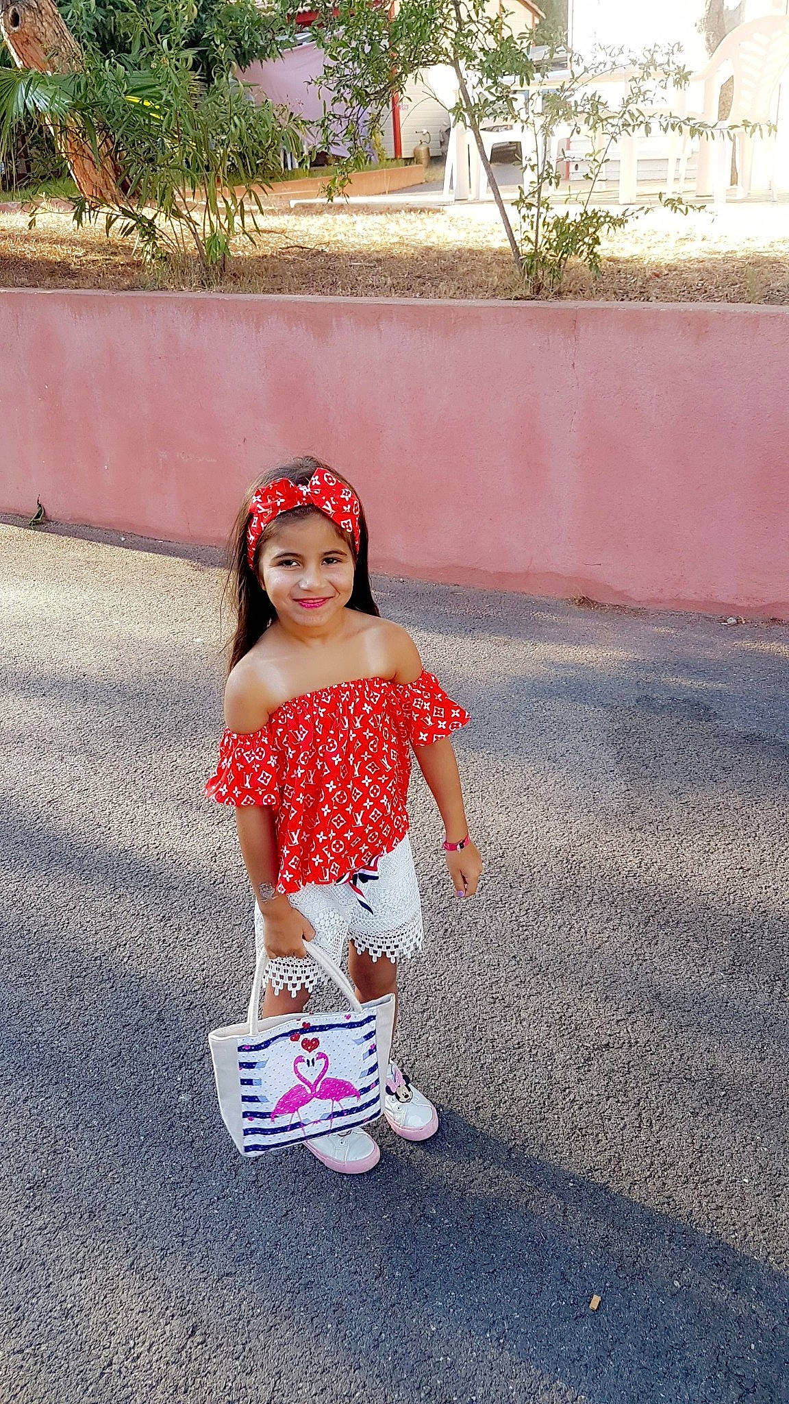 Roudina a rejoint le concours — aidez-le/la à gagner de superbes lots ! asphalt, beauty, child, clothing, costume, fashion_accessory, footwear, fun, headgear, headwear, joy, pattern, person, photography, pink, plant, shoe, snapshot, street_fashion, summer