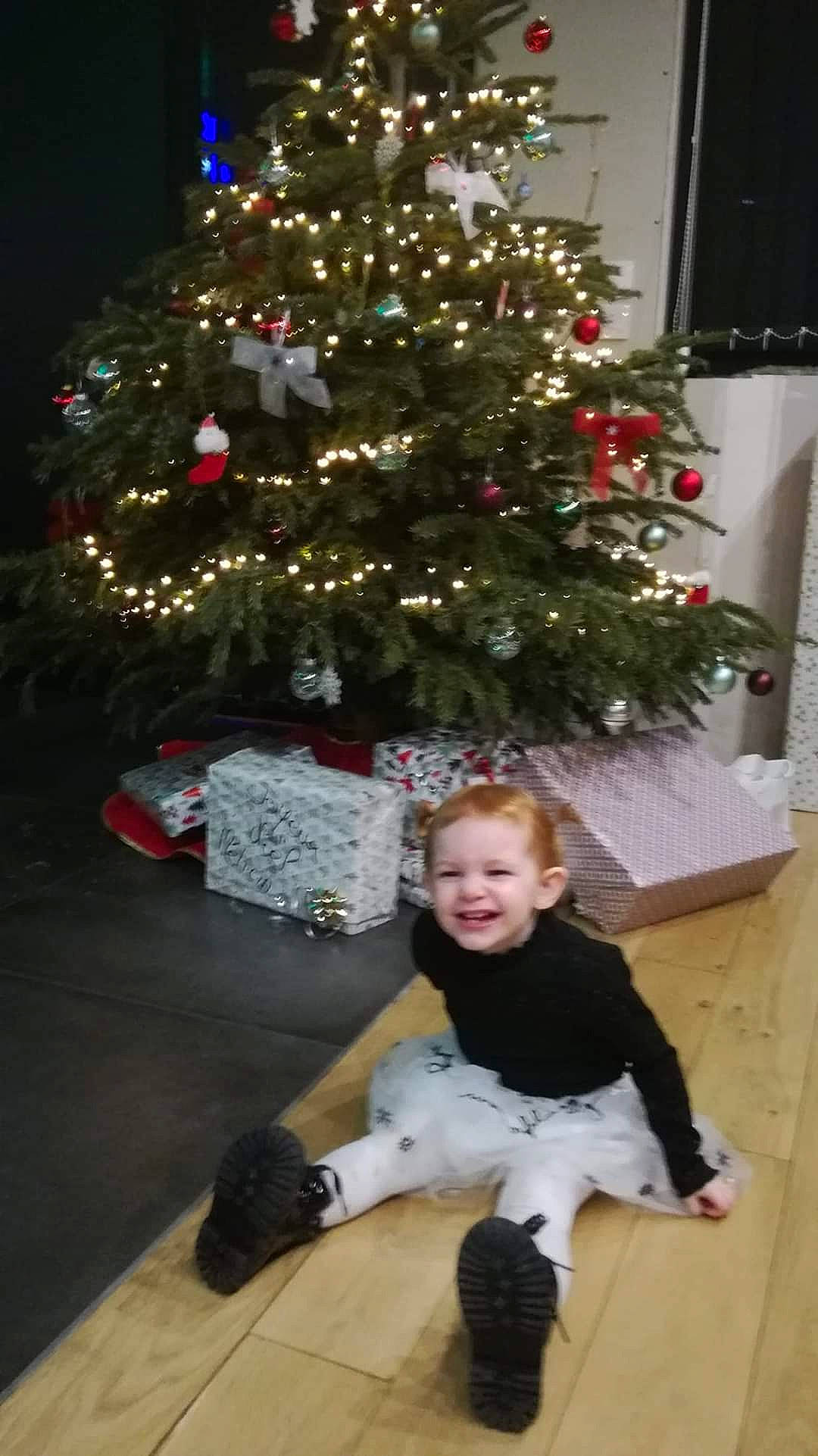 Adeline participe au concours pour gagner de l'argent avec cette photo : christmas, christmas_decoration, christmas_eve, christmas_lights, christmas_ornament, christmas_tree, colorado_spruce, conifer, event, fir, holiday, holiday_ornament, houseplant, interior_design, joy, person, pine_family, plant, spruce, toddler