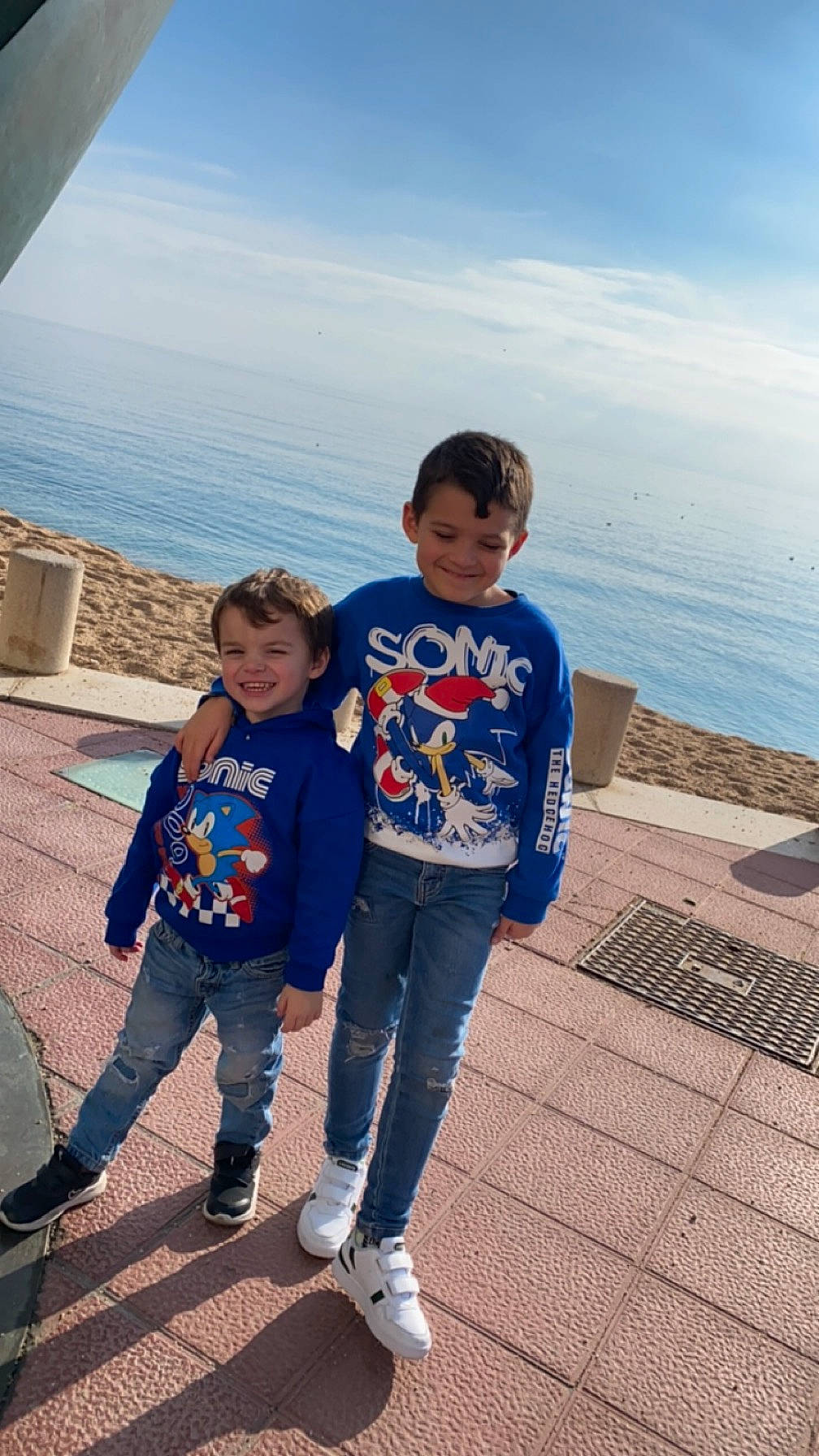 Kais Et Kenzo a rejoint le concours — aidez-le/la à gagner de superbes lots ! azure, child, cloud, denim, electric_blue, event, fun, gesture, happy, horizon, joy, landscape, leisure, ocean, person, recreation, sky, smile, t_shirt, toddler