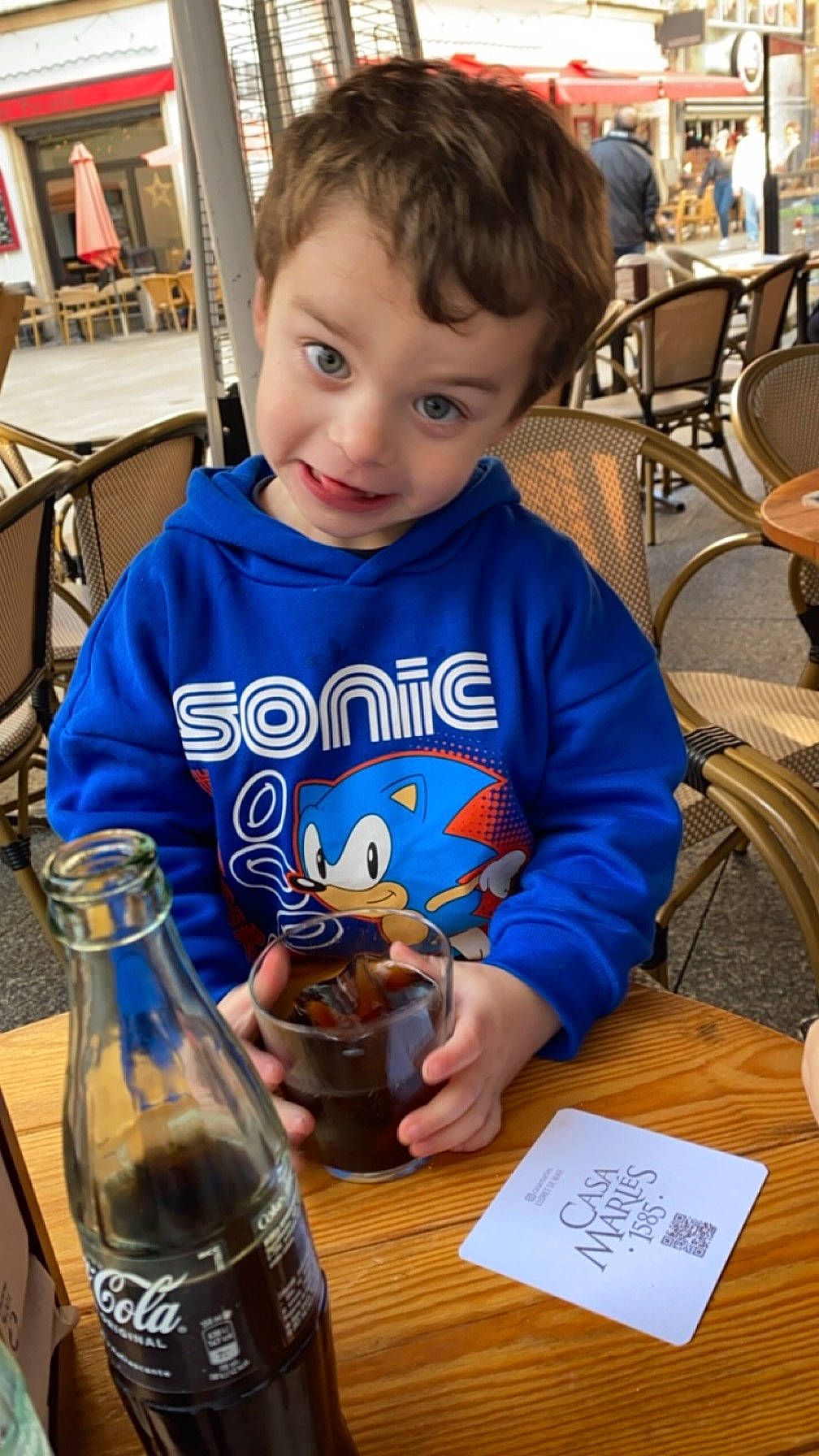 Kais Et Kenzo participe au concours pour gagner de l'argent avec cette photo : arm, barware, bottle, carbonated_soft_drinks, chair, child, drink, drinkware, event, fun, furniture, glass_bottle, joy, leisure, person, recreation, sitting, smile, t_shirt, table